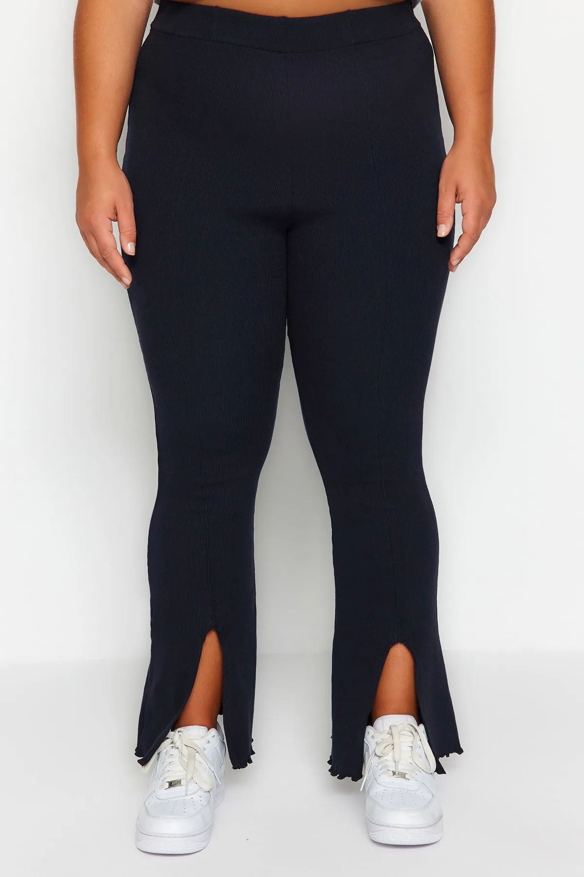 Trendyol Curve  Marineblaue Strickhose mit hohem Bund und Schlitz und spanischen Beinen TBSSS23AR00020