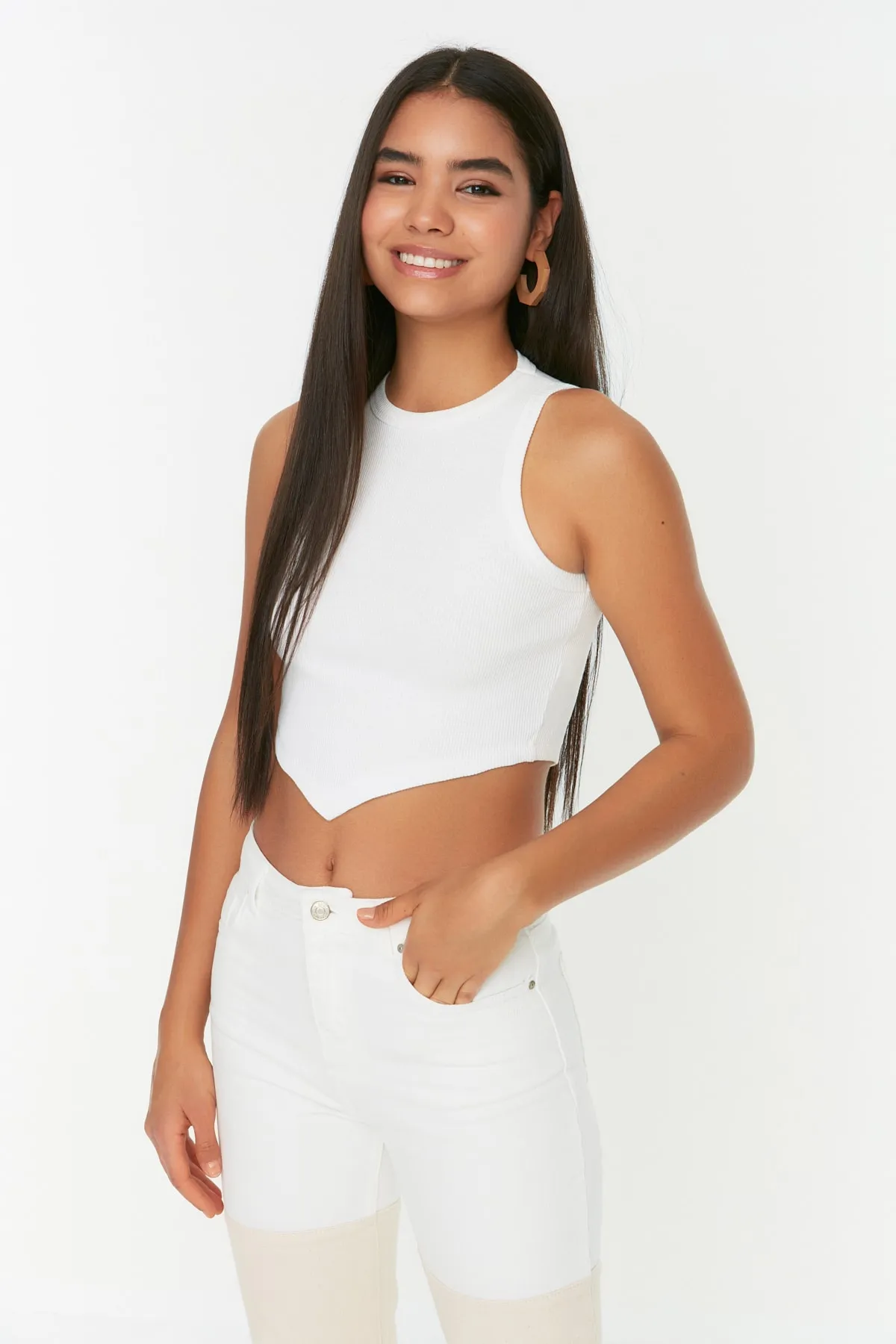 Trendyol Collection  Ecrufarbenes, asymmetrisches, superkurzes, geripptes, flexibles Strick-Tanktop TWOSS22AL0065