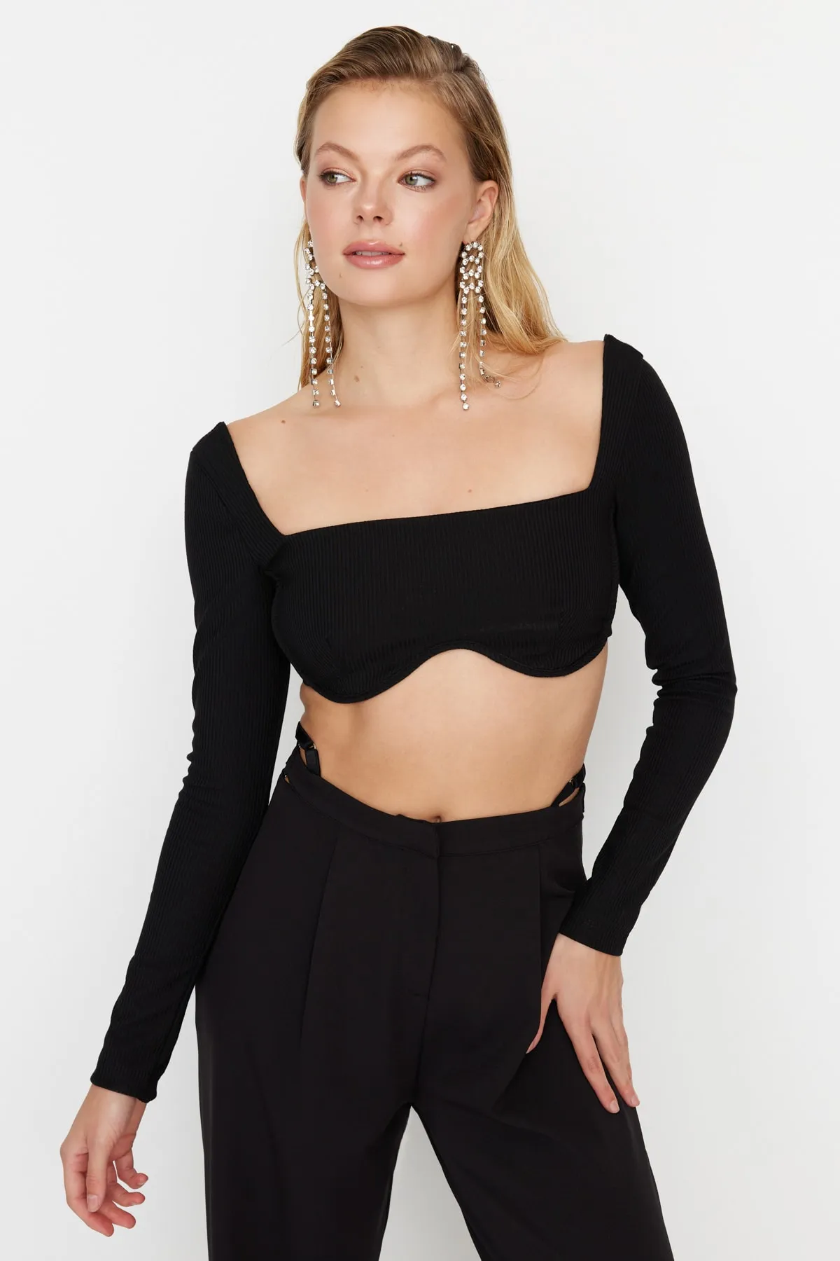 Trendyol Collection  Detailliertes gestricktes Bustier mit schwarzem Kragen TPRAW23BS00018