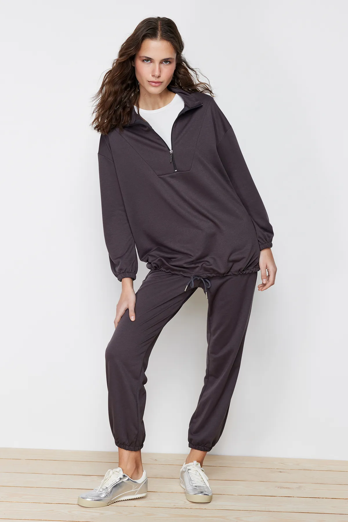 Trendyol Modest  Anthrazitfarbenes Strick-Trainingsanzug-Set mit hohem Kragen und Kordelzug und Reißverschluss TCTAW22EN0051
