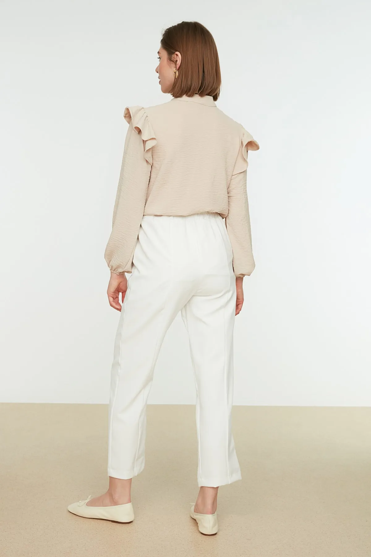 Trendyol Modest  Weiße gewebte Hose mit elastischem Bund und Rippendetails und geradem Schnitt TCTSS21PL0570