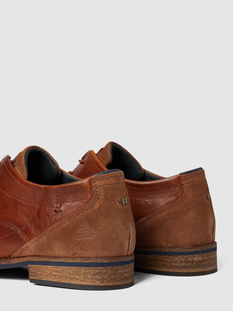 Schnürschuhe mit Label-Details in cognac