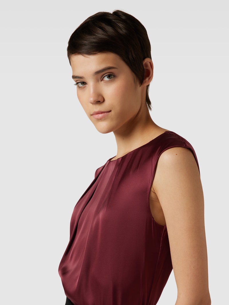 Bluse mit gelegten Falten in bordeaux rot