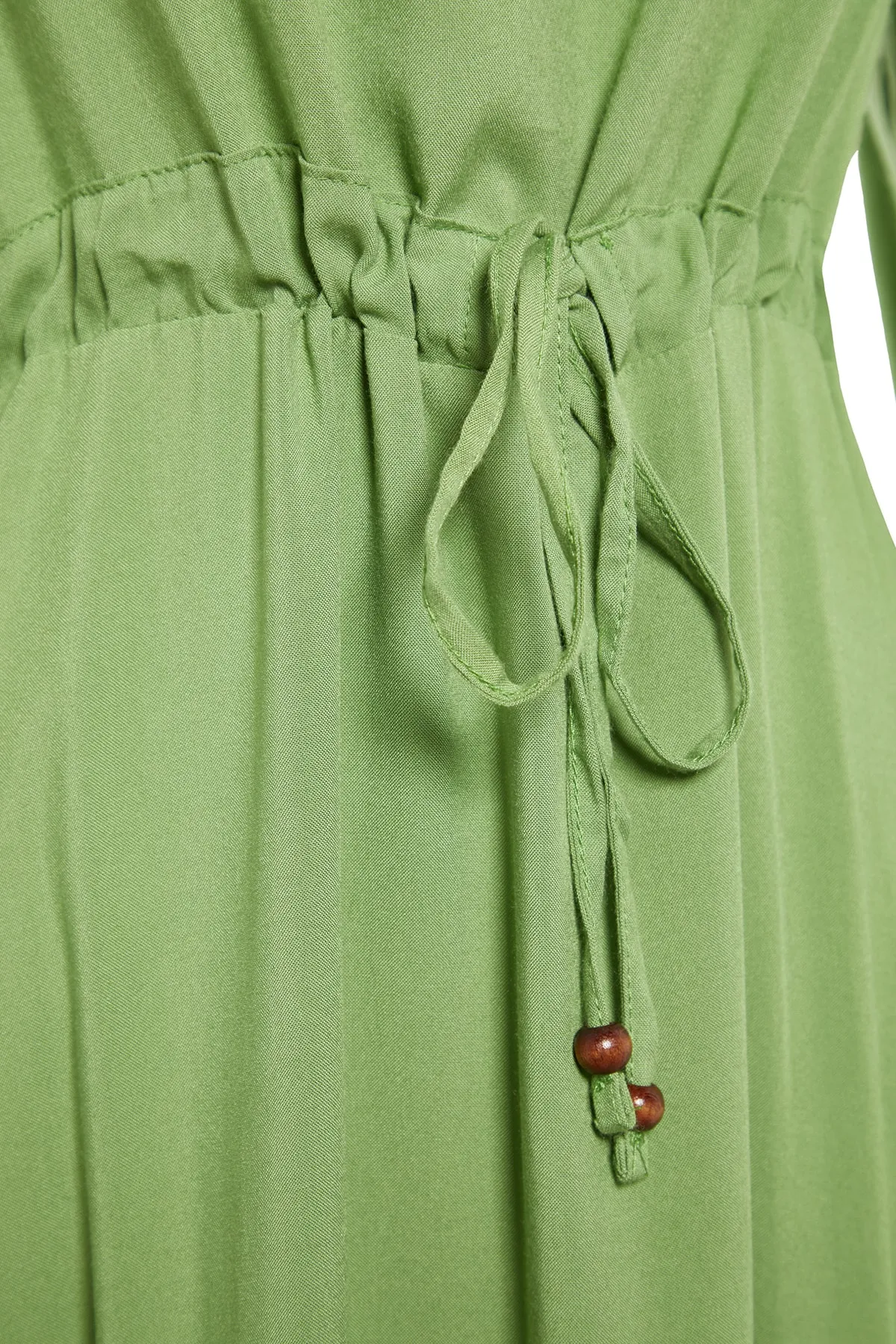 Trendyol Modest  Grünes, weit geschnittenes, gewebtes Kleid mit Bindedetail in der Taille TCTSS22EB00133