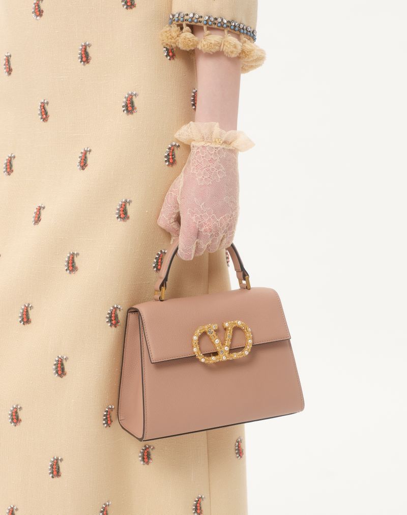 Sac à main Valentino Garavani Vsling petit modèle en cuir de veau grainé avec logo bijou