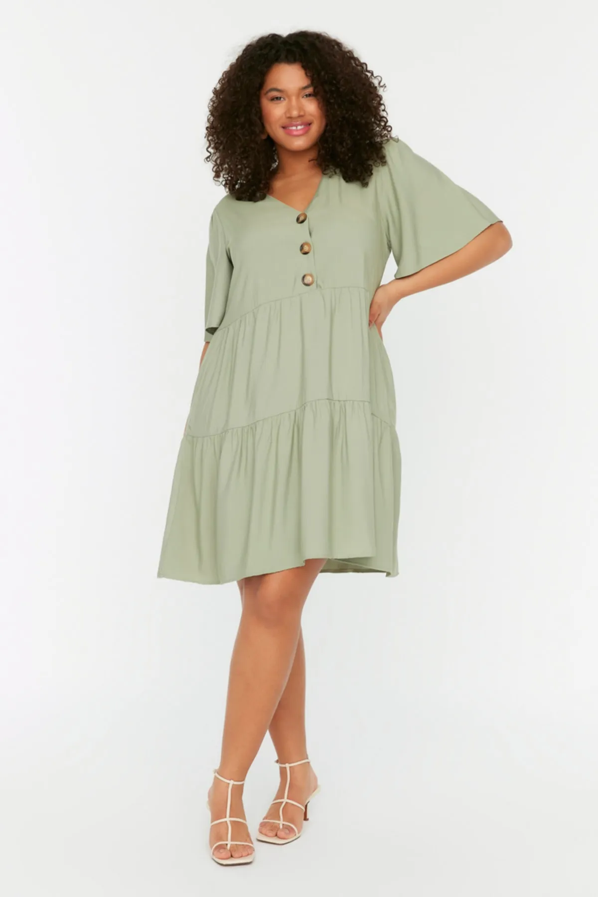 Trendyol Curve  Hellkhakifarbenes, gewebtes Kleid mit V-Ausschnitt und Knöpfen TBBSS22AH0167