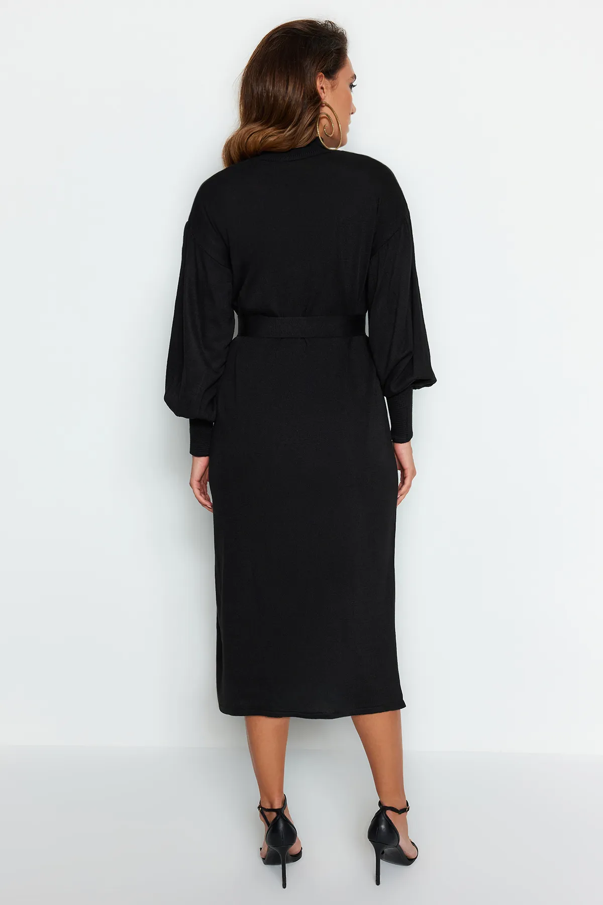 Trendyol Modest  Schwarzes Strickkleid mit halbem Rollkragen und Gürtel TCTAW24EB00023