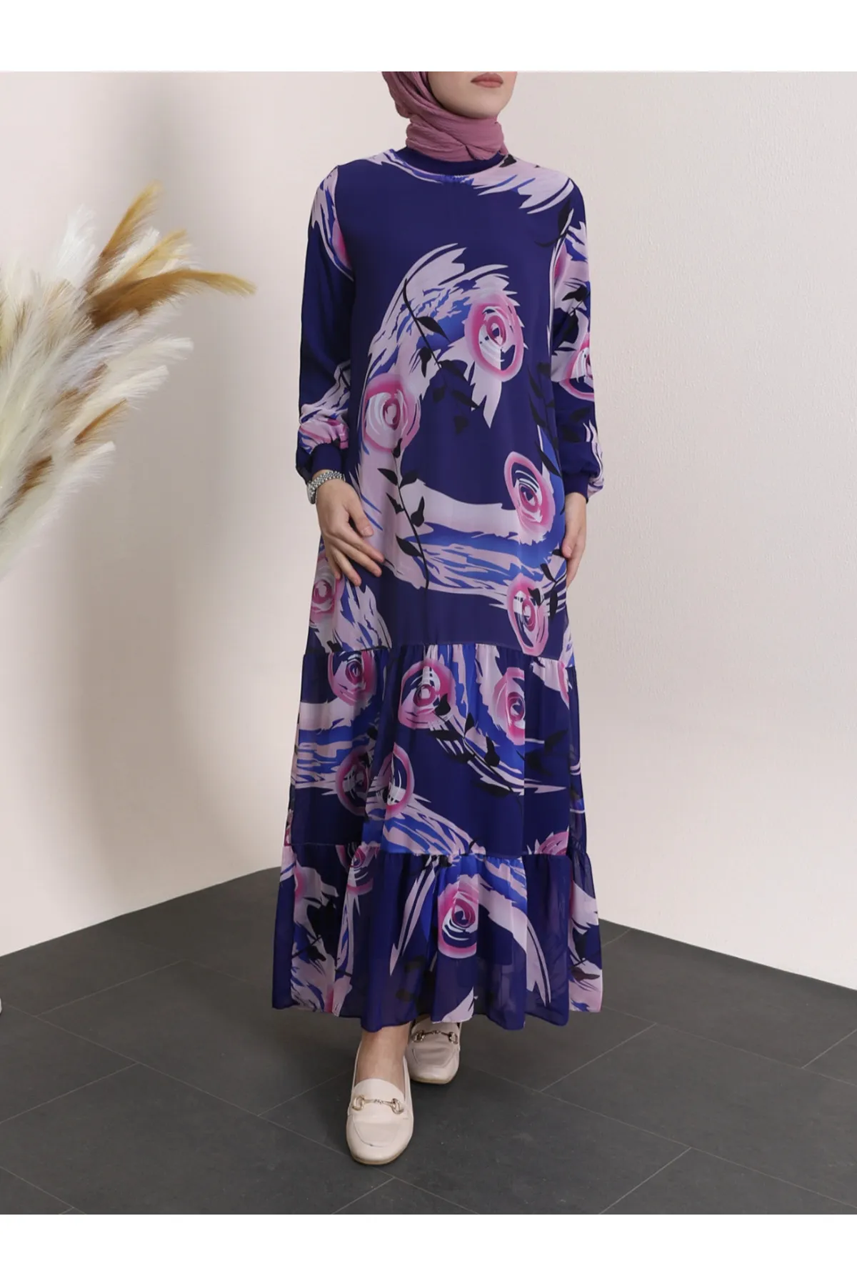 Modamorfo  Gestuftes gemustertes Chiffonkleid mit geripptem Kragen und Rock