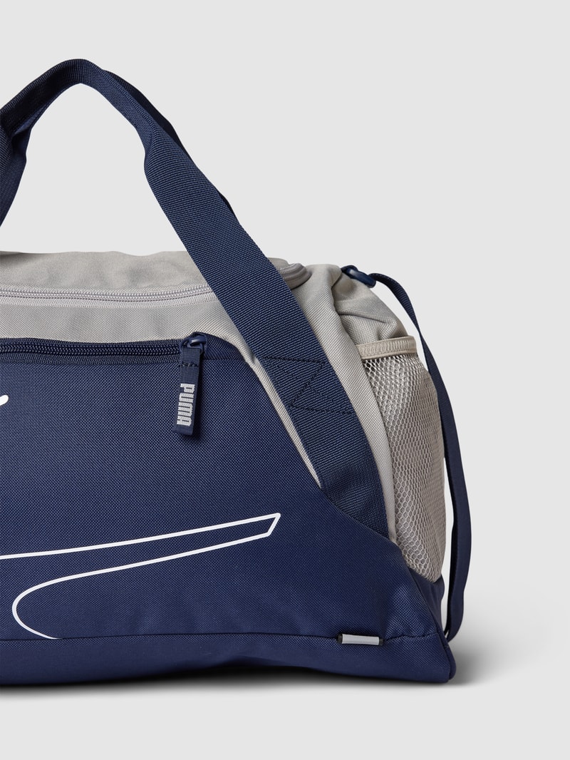 Sporttasche mit Label-Detail in marineblau