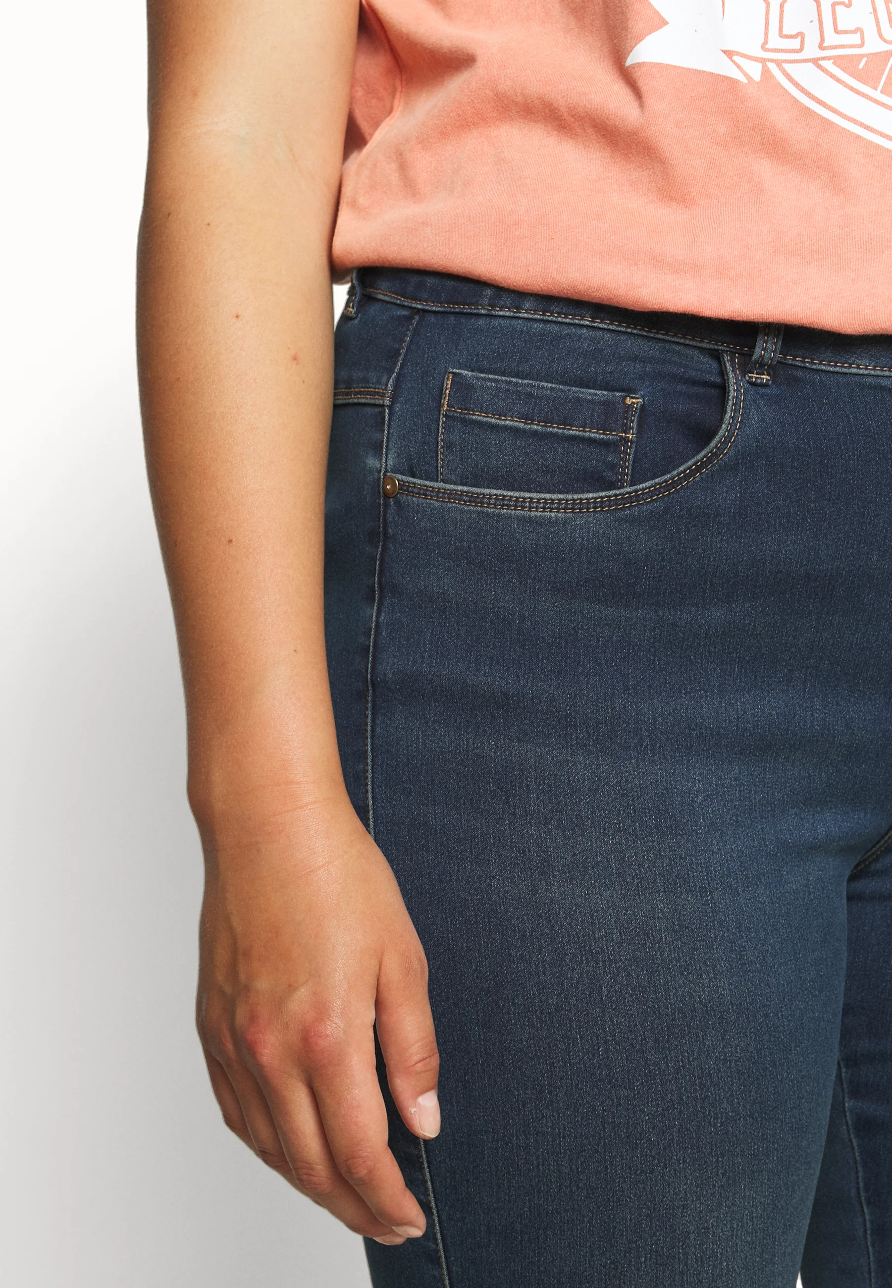 SOLO CARMAKOMA CARAUGUSTA LIFE KNICKERS - Pantalones cortos vaqueros