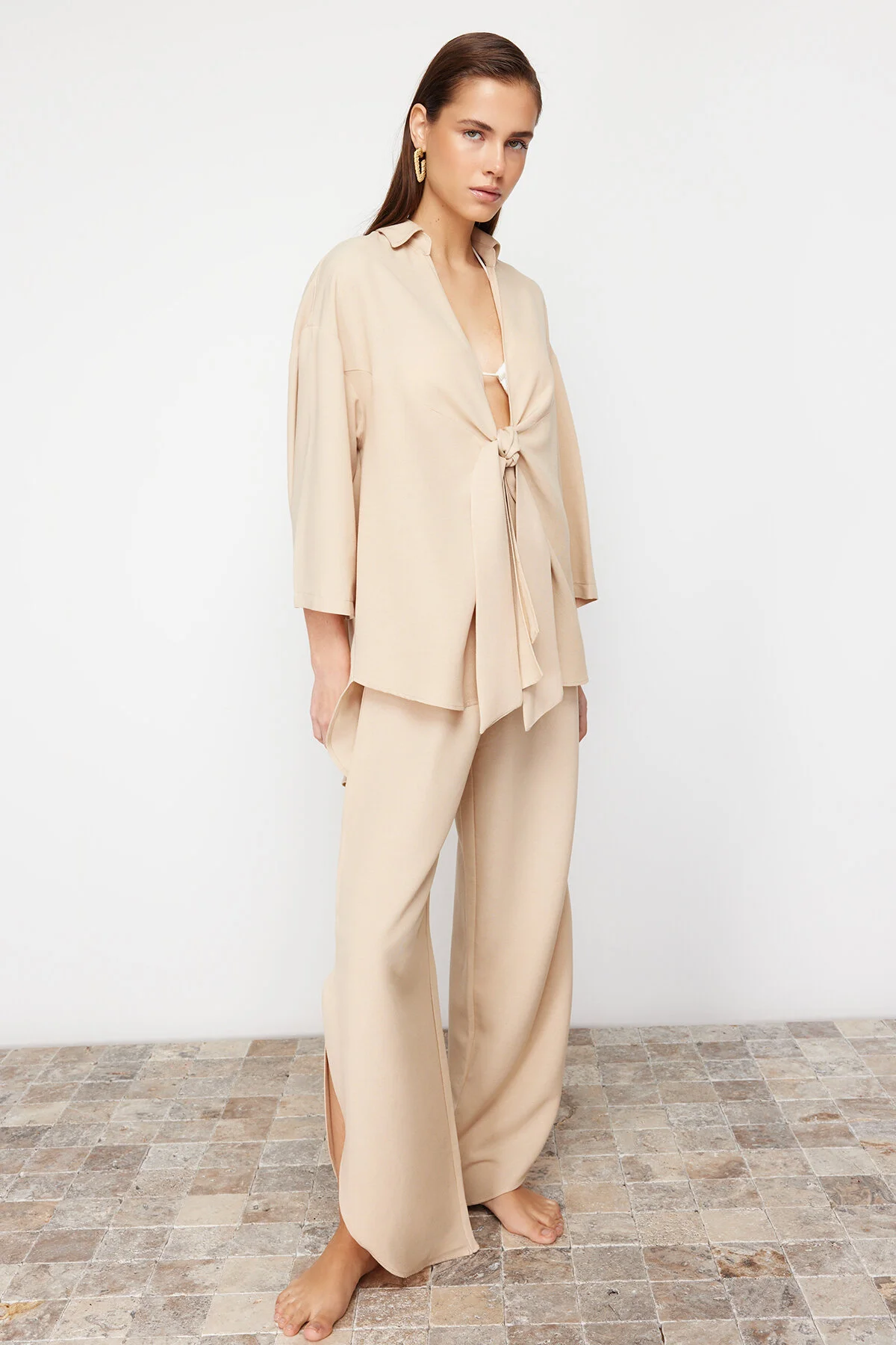 Trendyol Collection  Beiges, gewebtes Hemd-Hosen-Set aus Leinenmischung mit Bindeband TBESS24AU00031