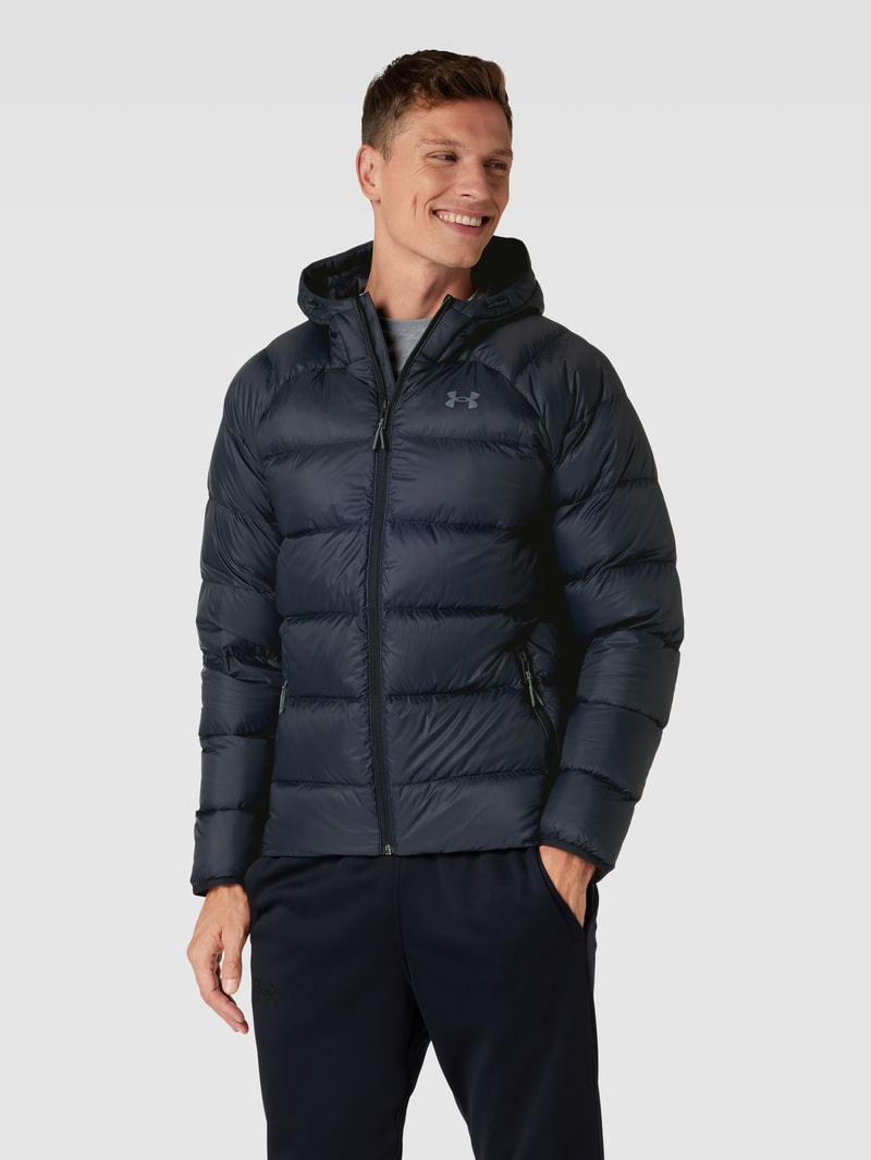 Daunenjacke mit Kapuze in schwarz