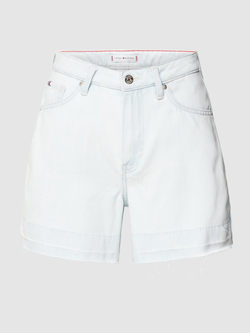 Jeansshorts mit ausgefransten Abschlüssen in hellblau