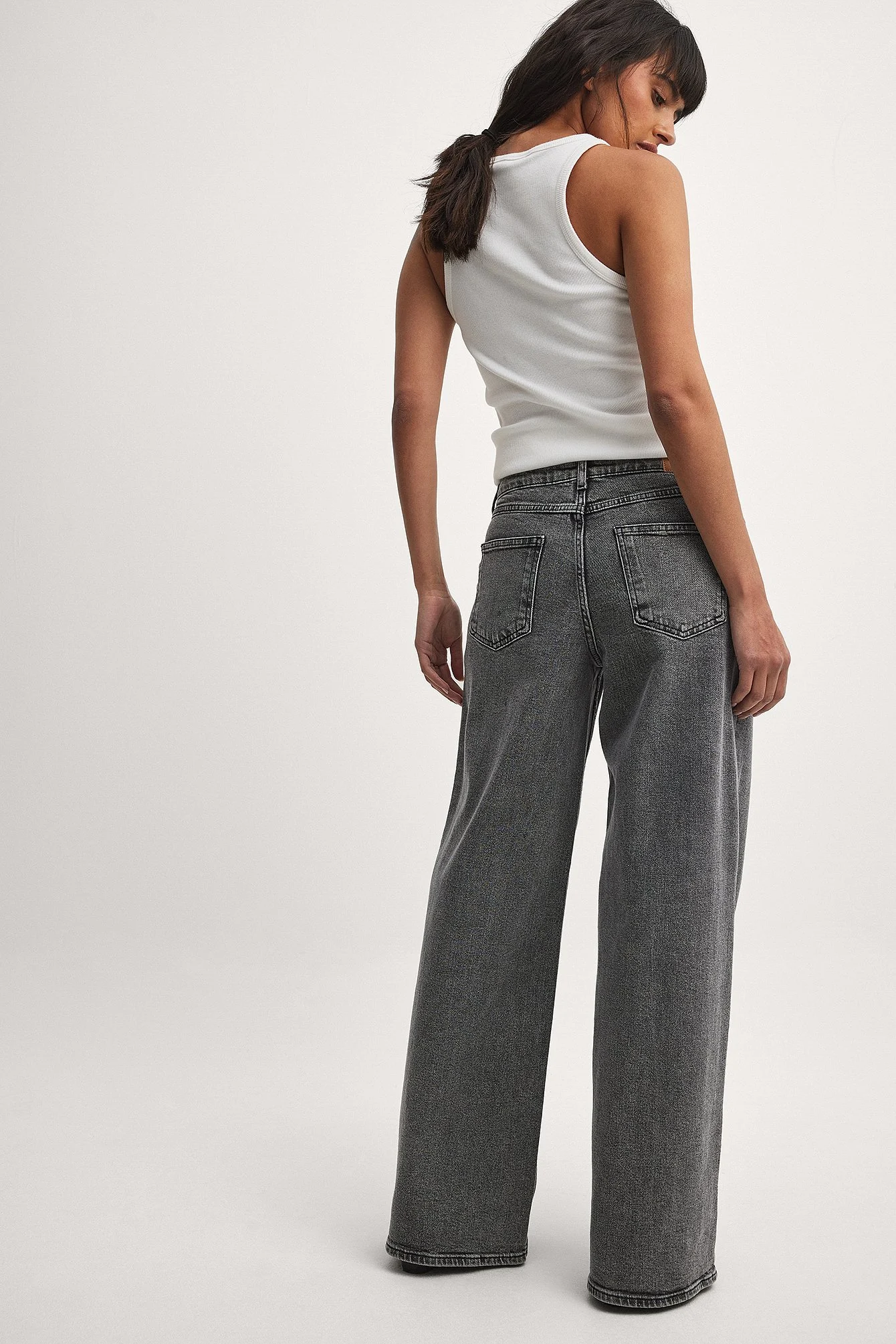 Weite Jeans mit niedriger Taille und Nahtdetails
