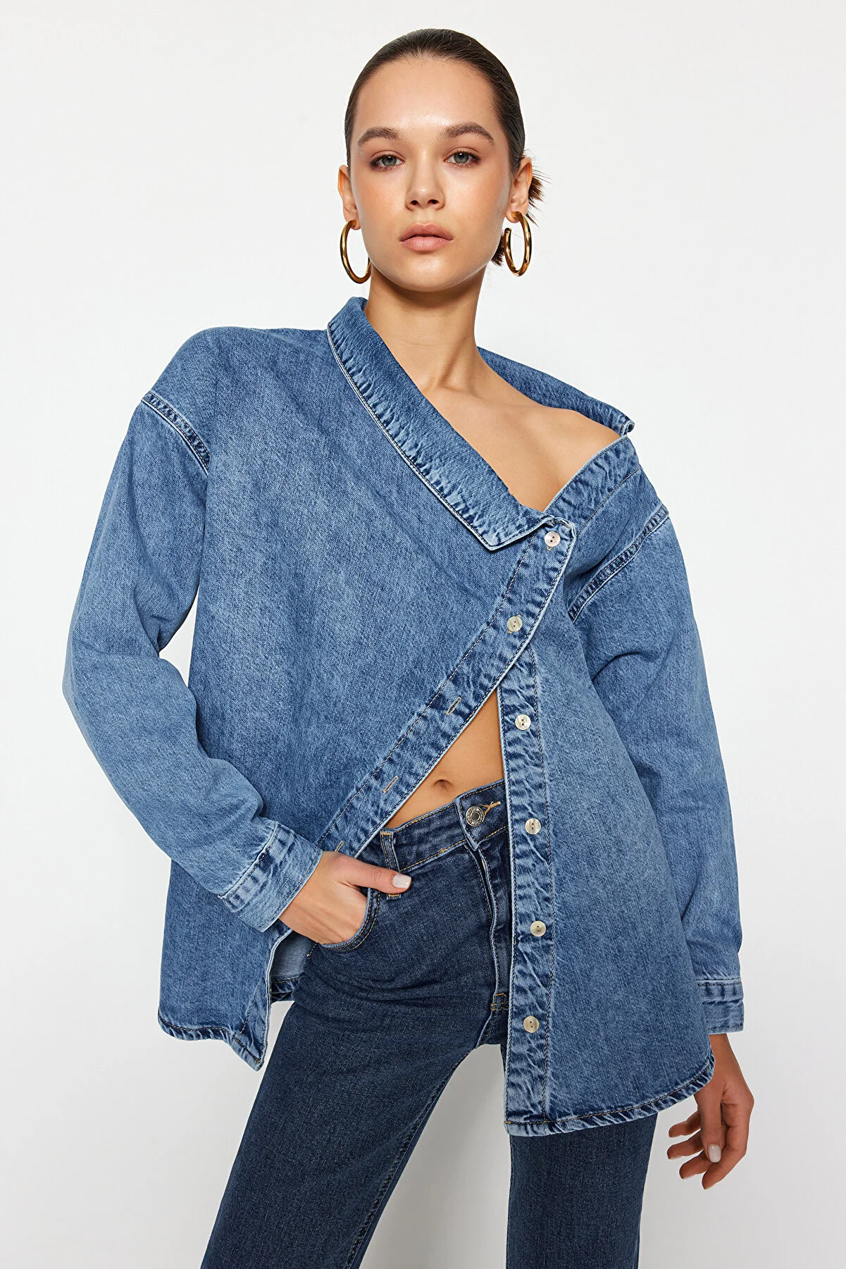 Trendyol Collection  Blaues Jeanshemd mit asymmetrischem Kragen und detailliertem Detail TWOSS24GO00034