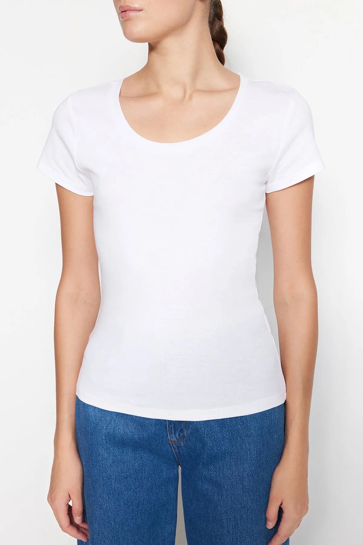 Trendyol Collection  Weißes, figurbetontes Basic-Strick-T-Shirt mit Poolausschnitt aus 100 % Baumwolle TWOSS23TS00096