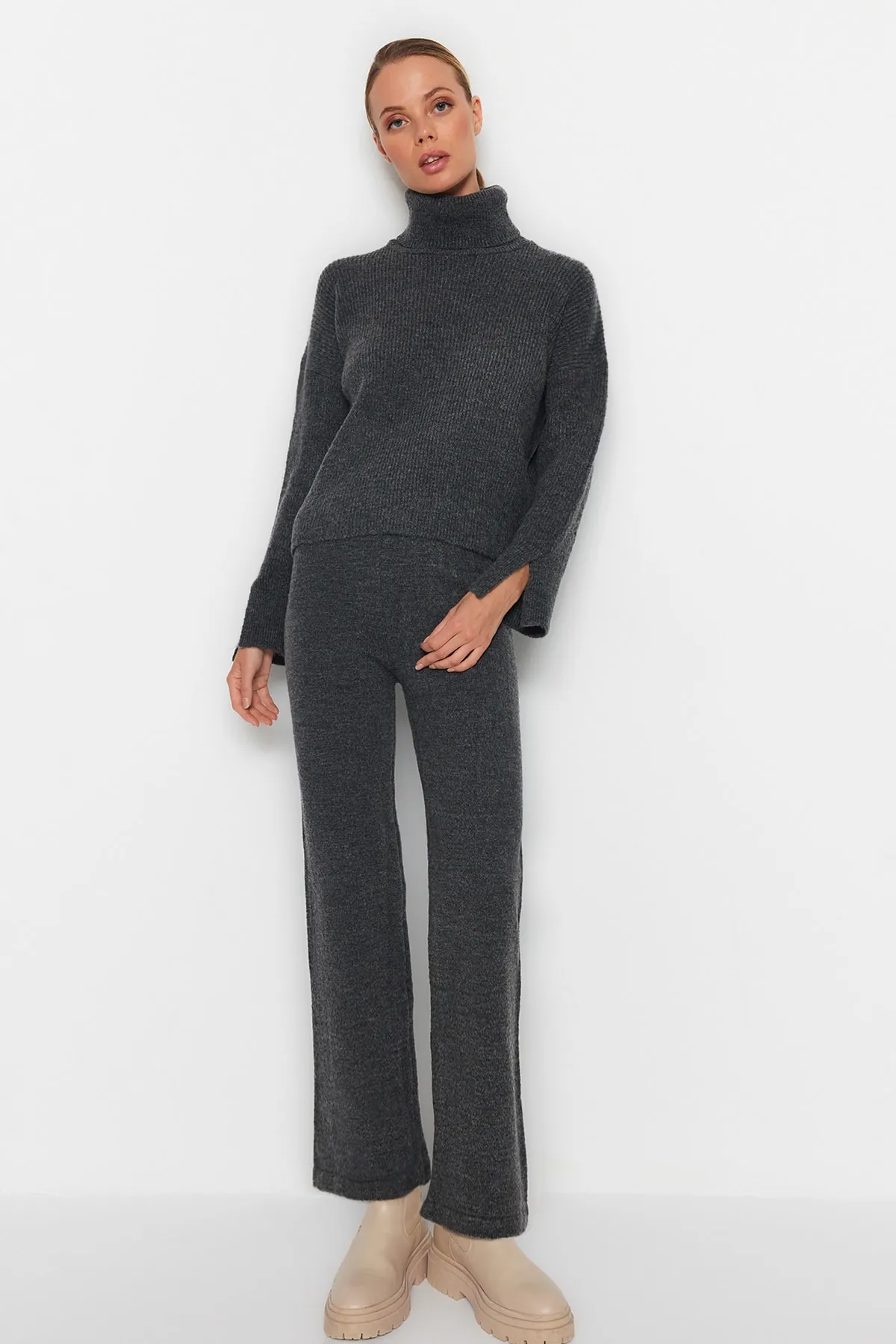 Trendyol Collection  Anthrazitfarbenes, weich strukturiertes Basic-Strickober- und -Unterteil-Set mit Hose TWOAW22AU0312