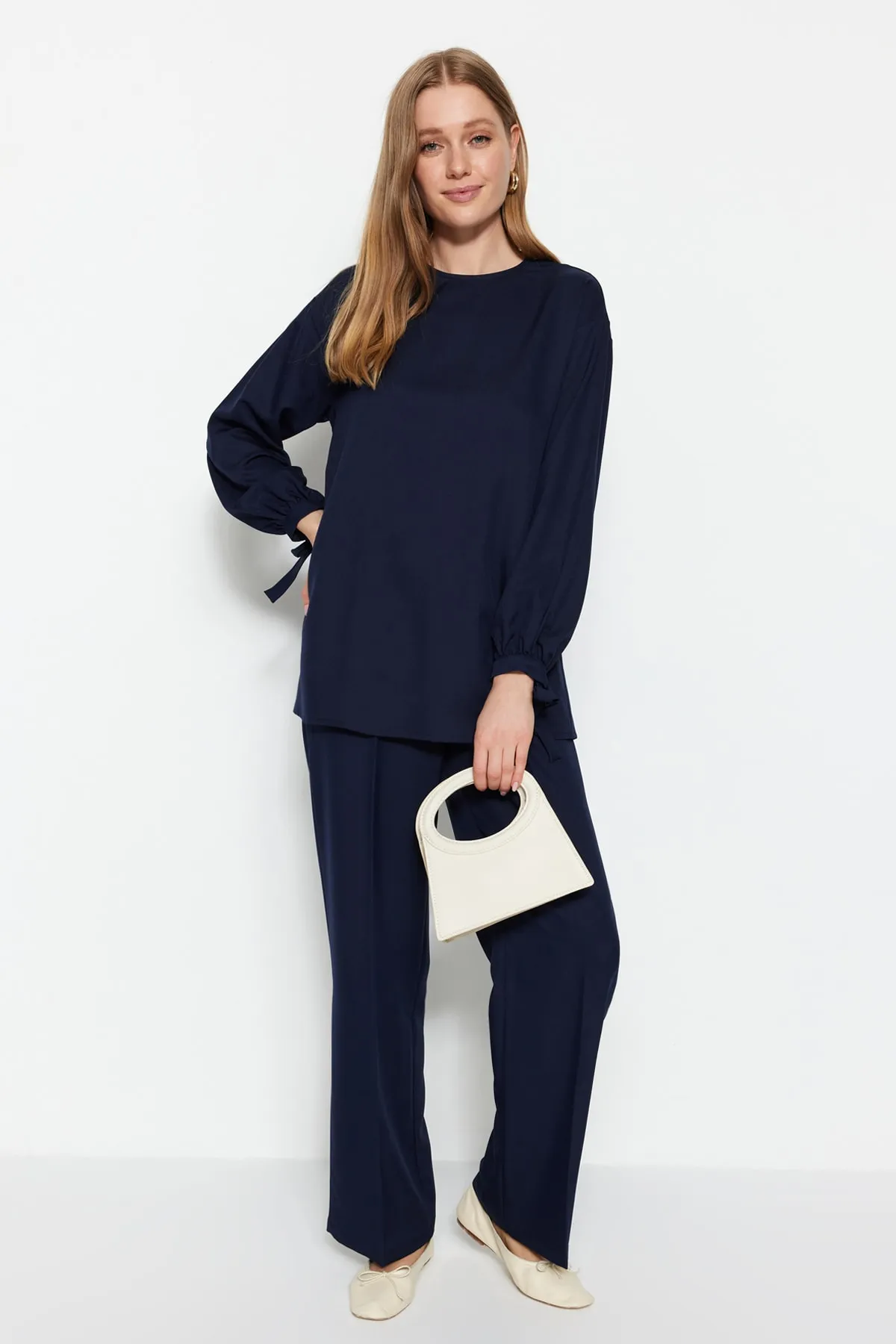 Trendyol Modest  Marineblaues Tunika-Hosen-Set aus geripptem, genähtem gewebtem Krepp TCTSS23US00028