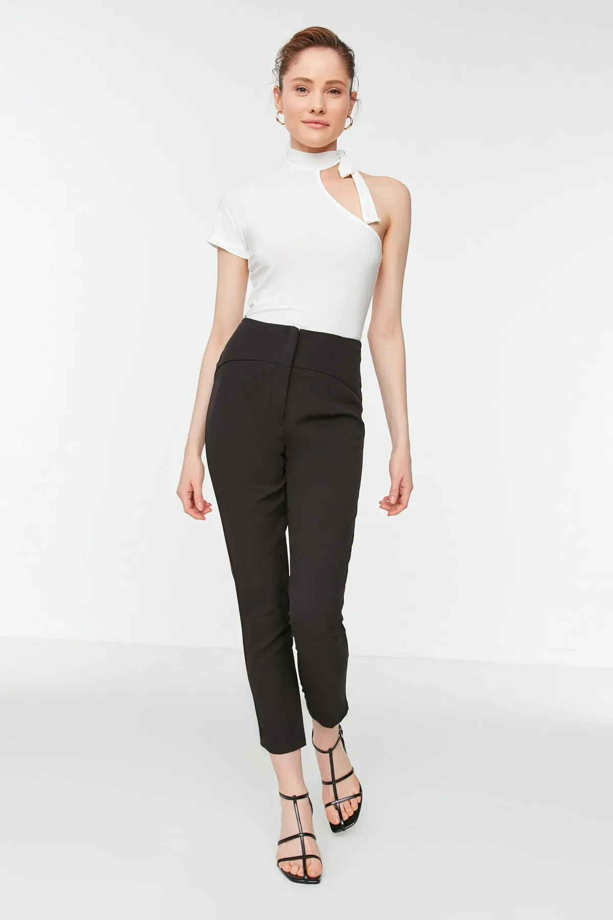 Trendyol Collection  Schwarze gewebte Zigarettenhose mit schmalem Bein und Ziernähten an der Taille TWOSS20PL0388