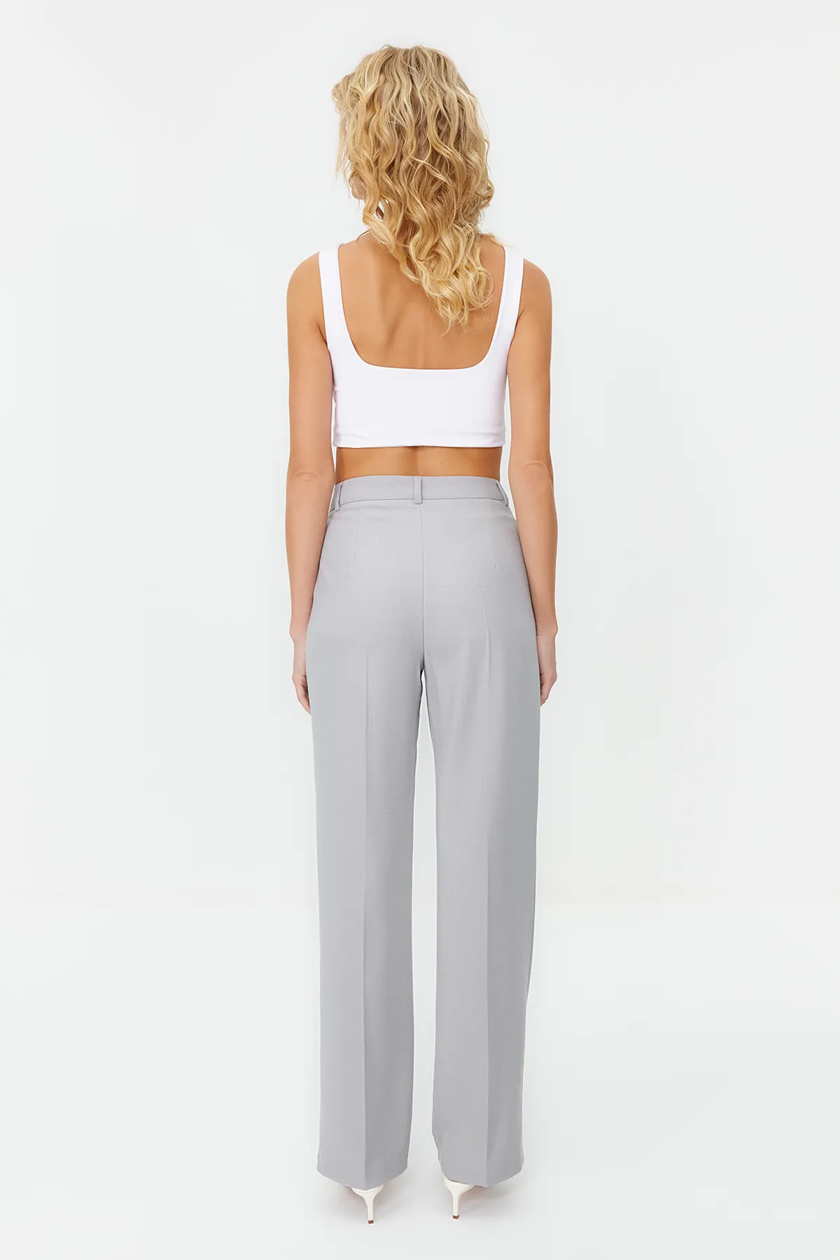 Trendyol Collection  Graue, gerade geschnittene, plissierte Webhose in limitierter Auflage TWOAW23PL00401