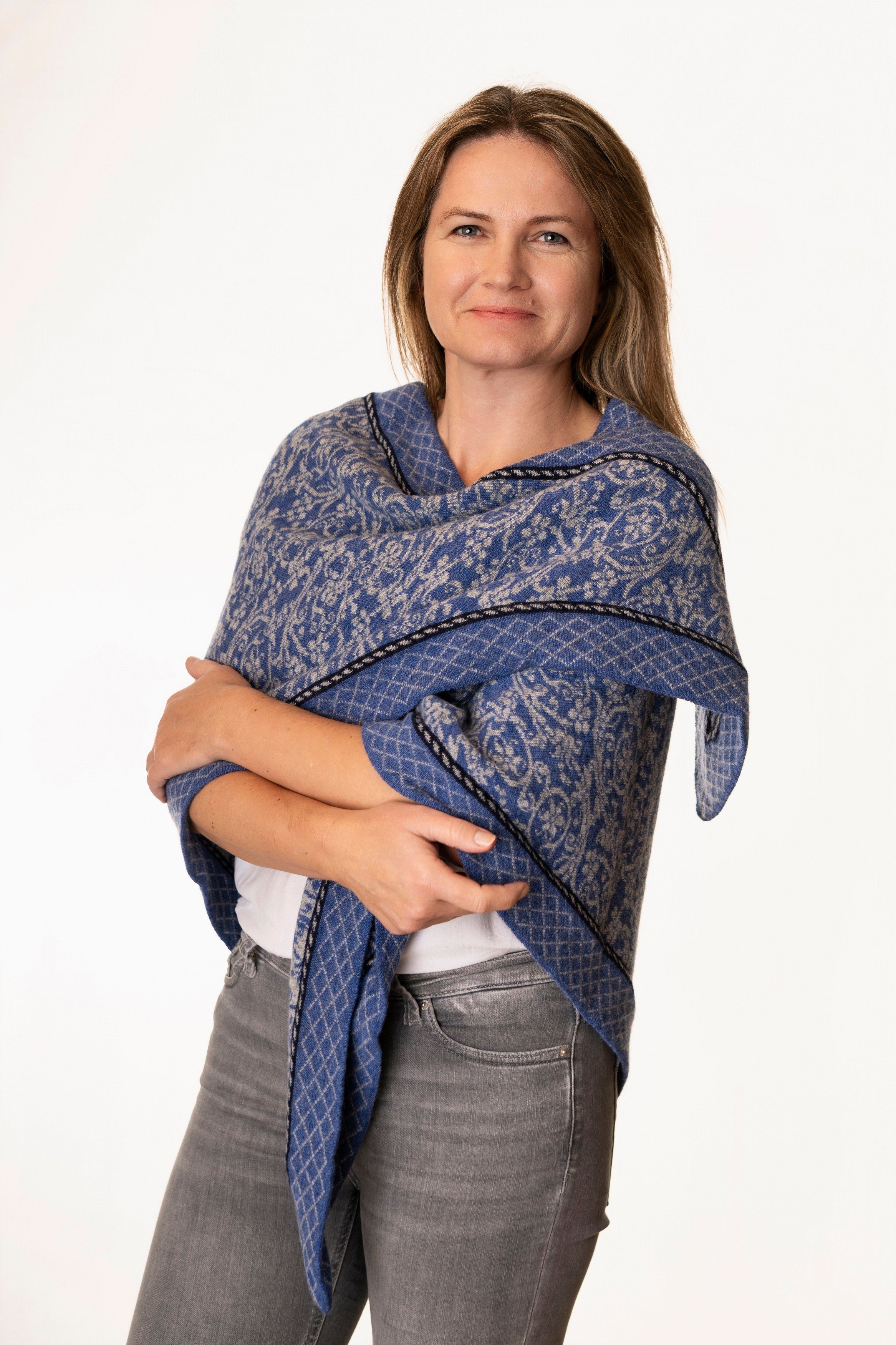 Pezzo D'oro Strickponcho Stricktuch, Dreiecktuch, große Stola feinste Merinowolle blau/grau (1-teilig) Jacquardmuster in Doppelstrick,jede Seite sieht gleich aus