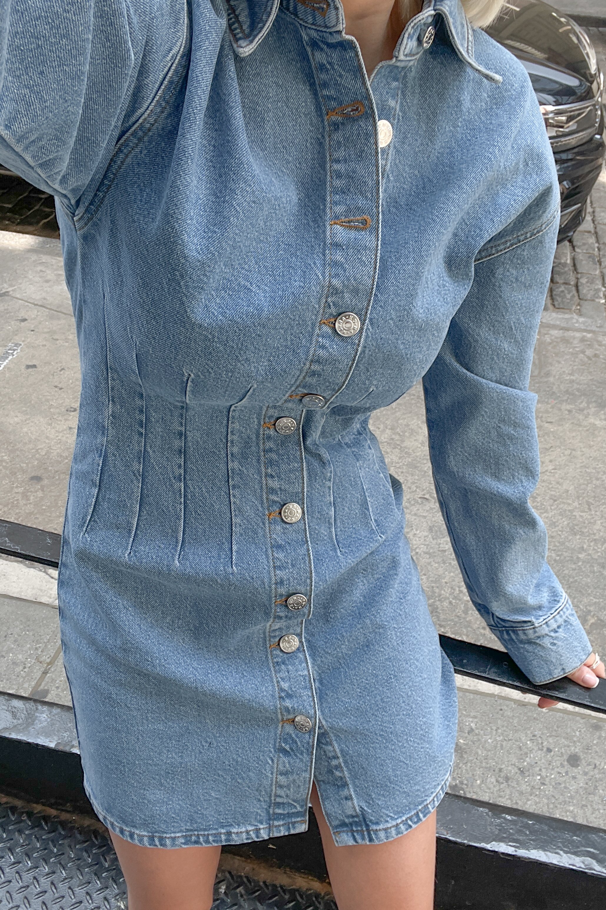 Minikleid aus Denim mit markierter Taille