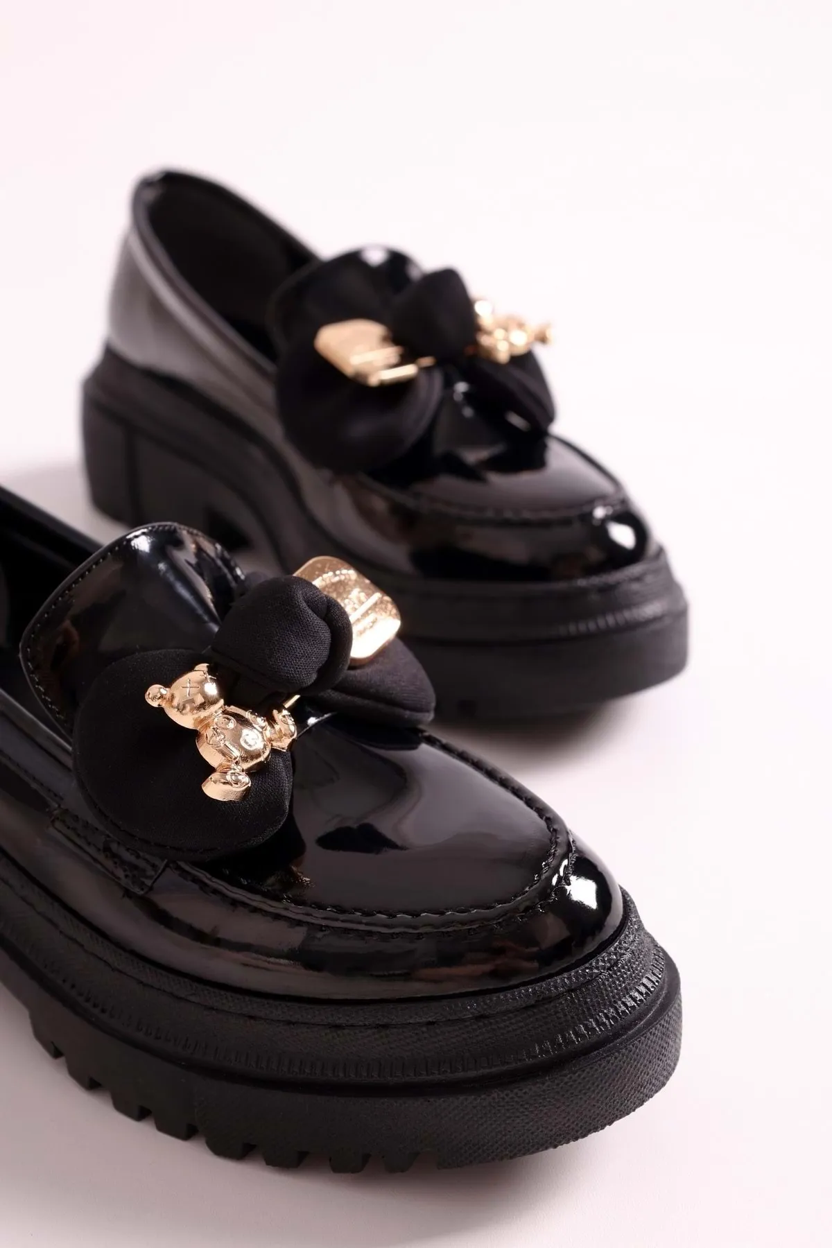 Shoeberry  Damen-Loafer „Astor“ aus schwarzem Lackleder mit Schleife und dicker Sohle, schwarzes Lackleder