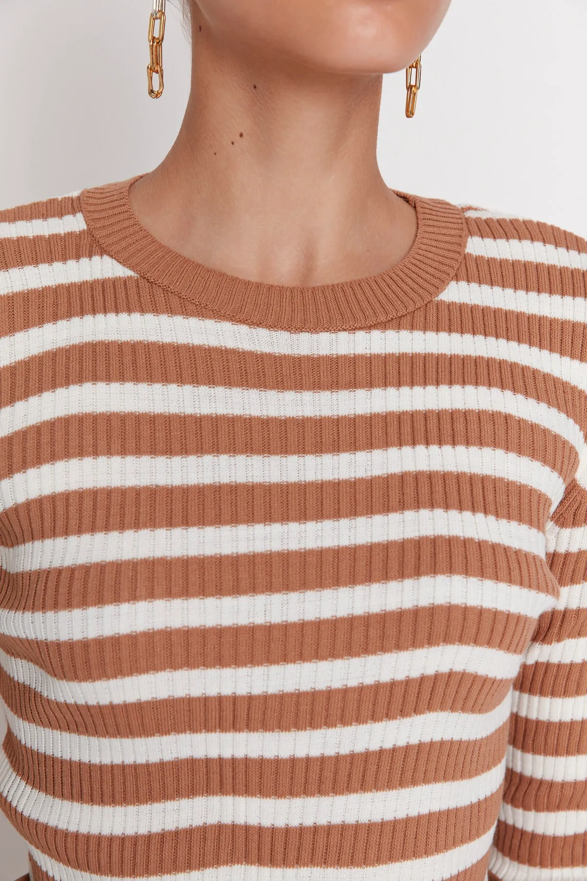 Trendyol Collection  Kamelfarbener Basic-Strickpullover mit Streifen TWOAW21KZ0942