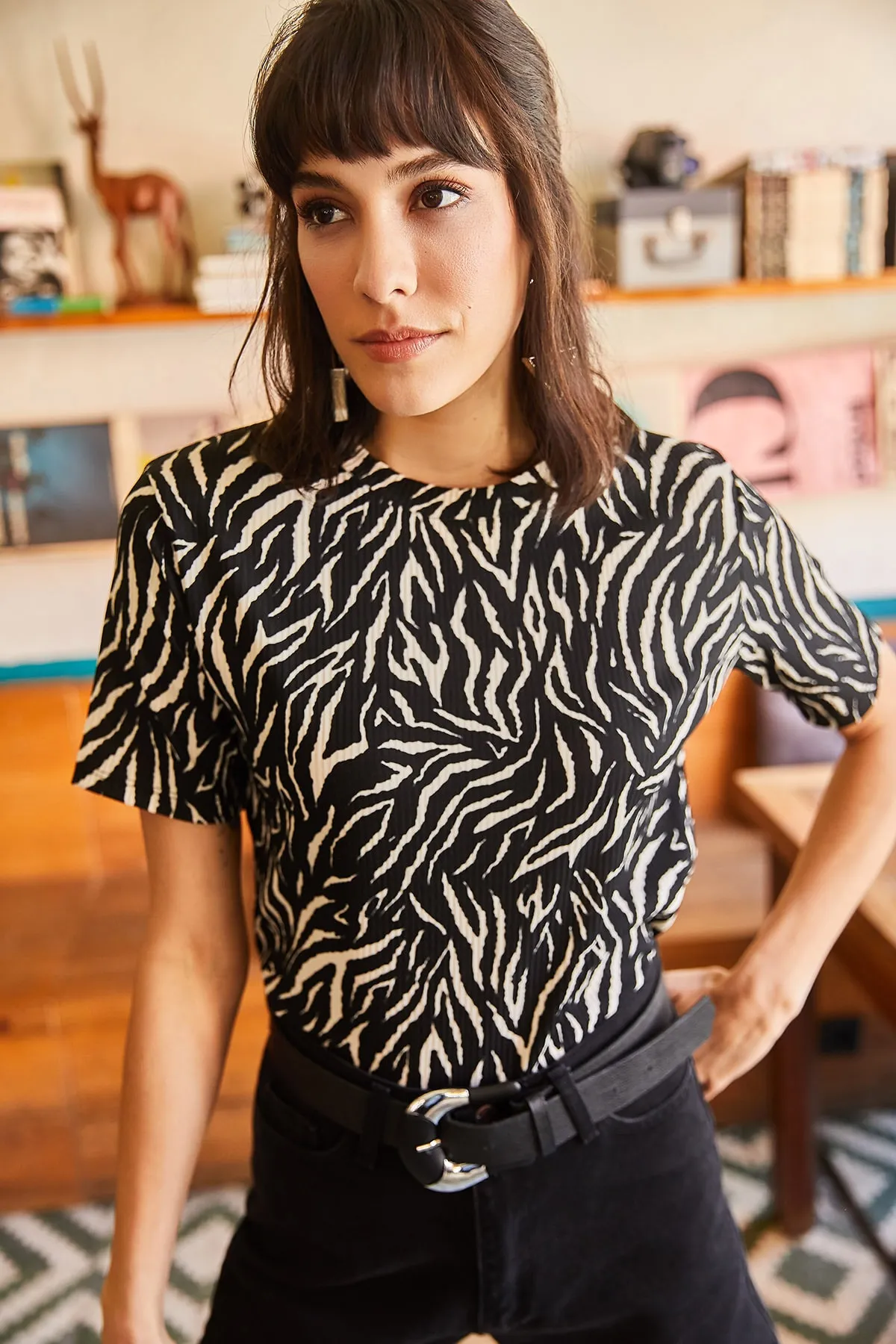 Olalook  Schwarzes, kurz geschnittenes Strick-T-Shirt mit Zebra- und Leopardenmuster für Damen TSH-19000328