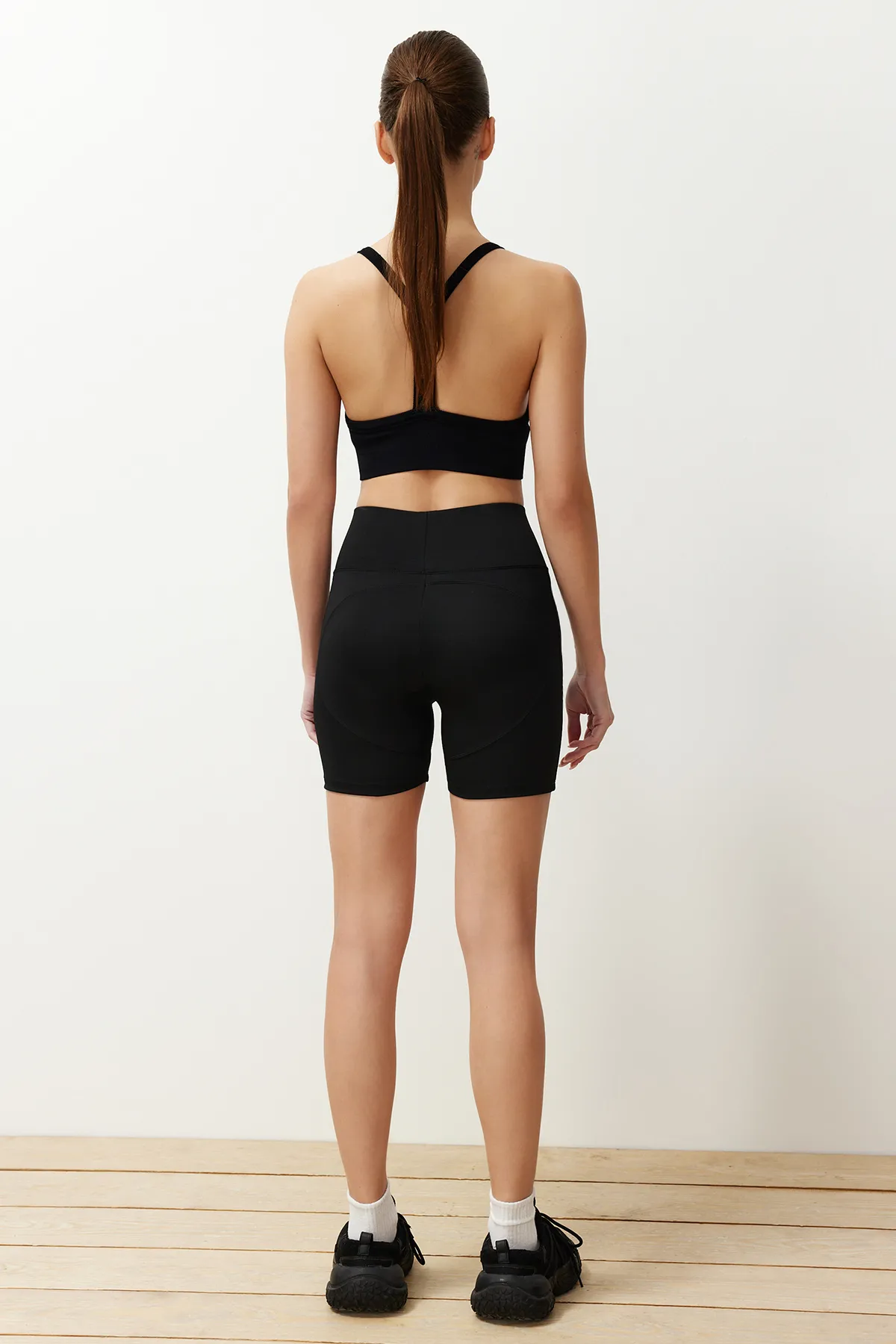 Trendyol Collection  Schwarze, elastische Push-Up-Shorts mit weiter Taille und extralangem gestricktem Bund/kurze Leggings THMSS24TY00038