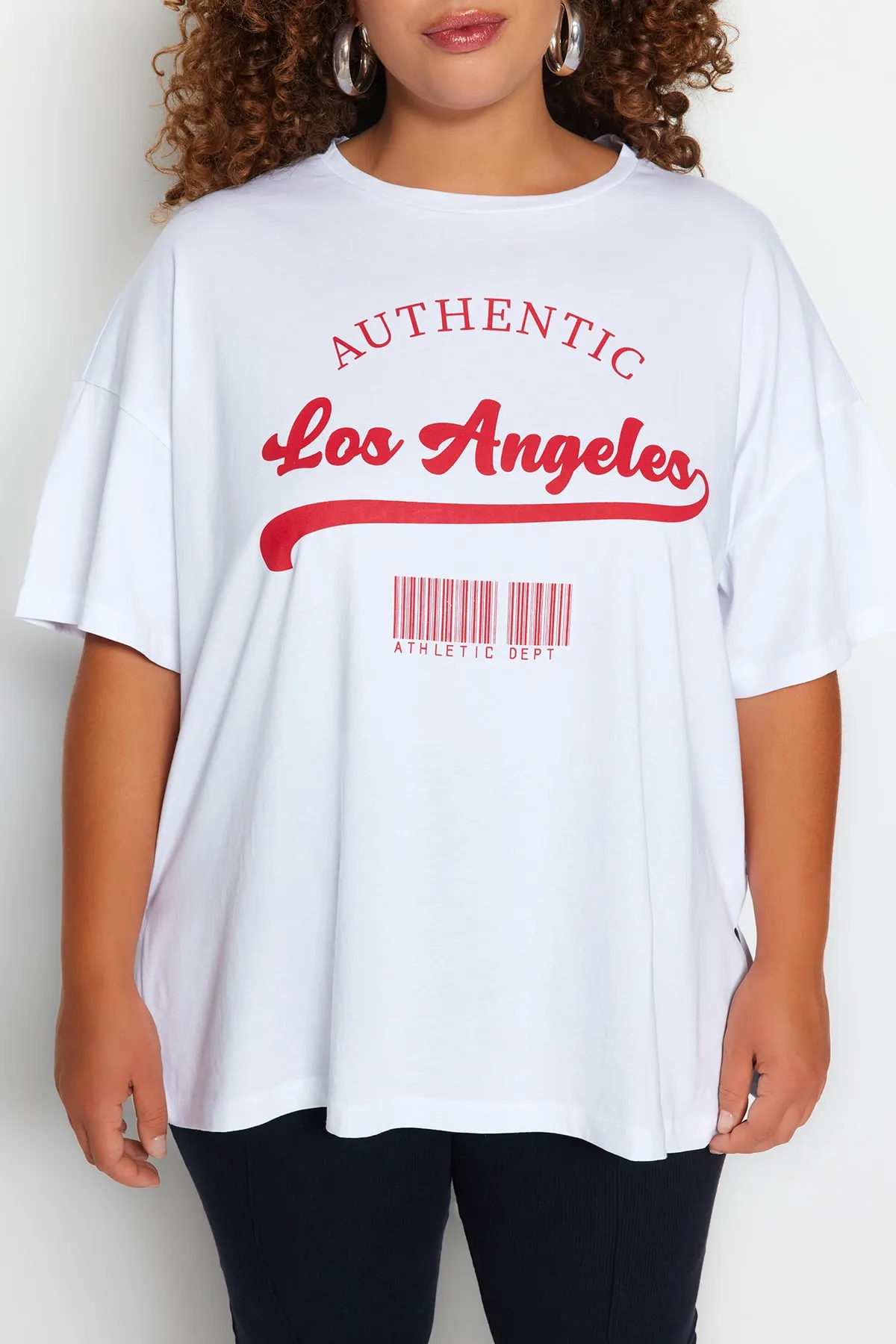 Trendyol Curve  Weißes, weit geschnittenes, bedrucktes Strick-T-Shirt mit Rundhalsausschnitt TBBSS23AH00131