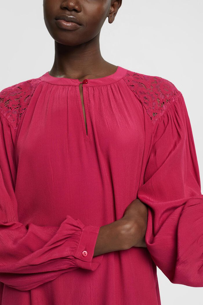Kleid mit Spitzendetails