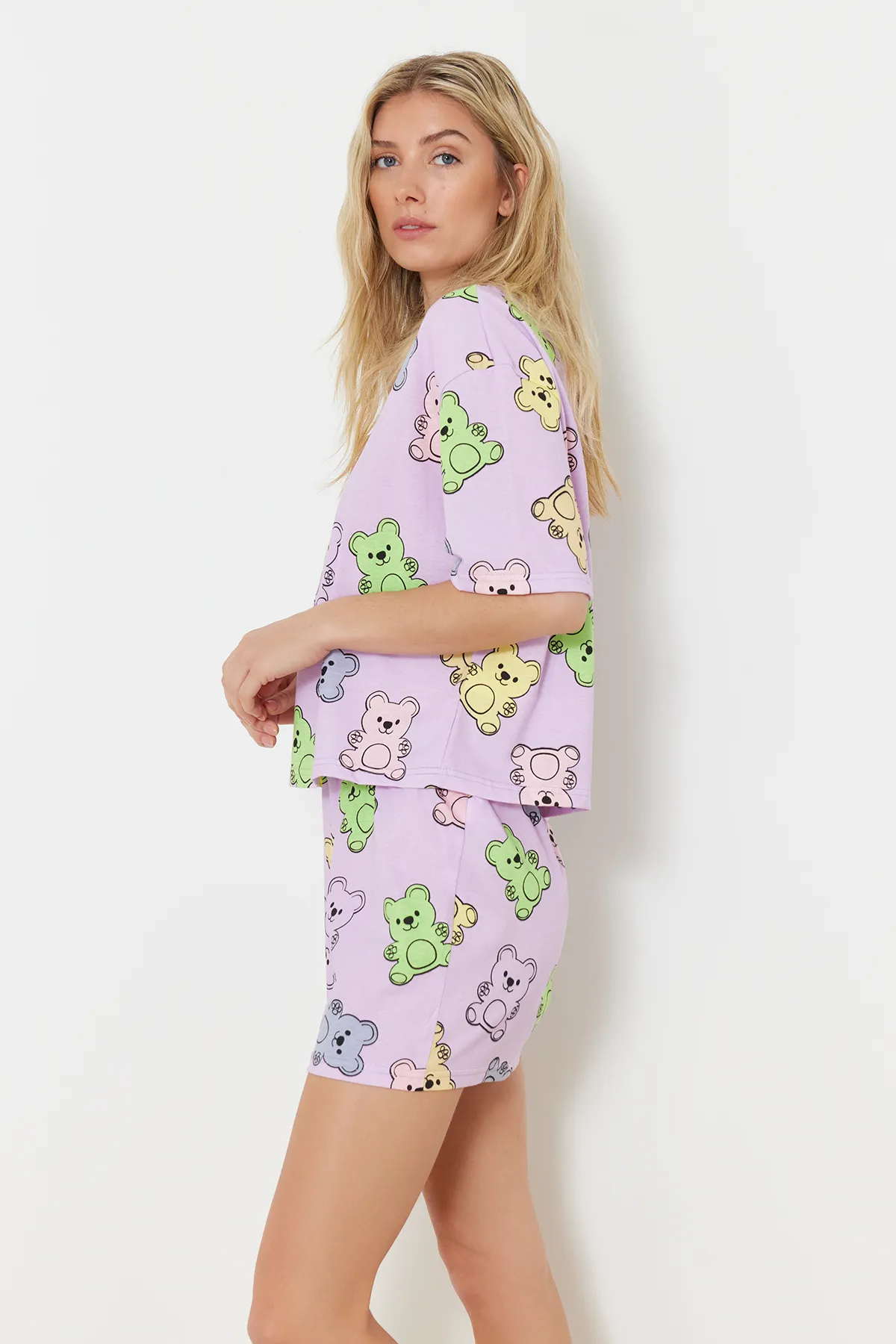 Trendyol Collection  Lilafarbenes, mehrfarbiges Strick-Pyjama-Set aus 100 % Baumwolle mit Teddybär-Muster THMSS24PT00072