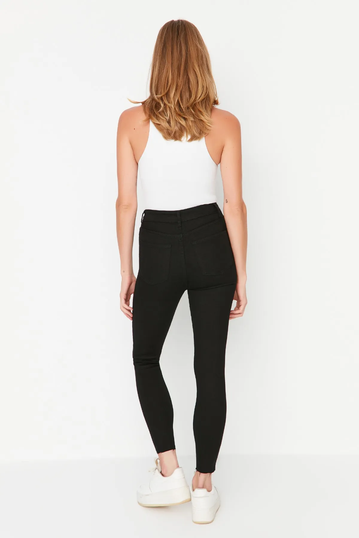Trendyol Collection  Schwarze Skinny Jeans mit Reißverschluss und hoher Taille TWOAW23JE00498