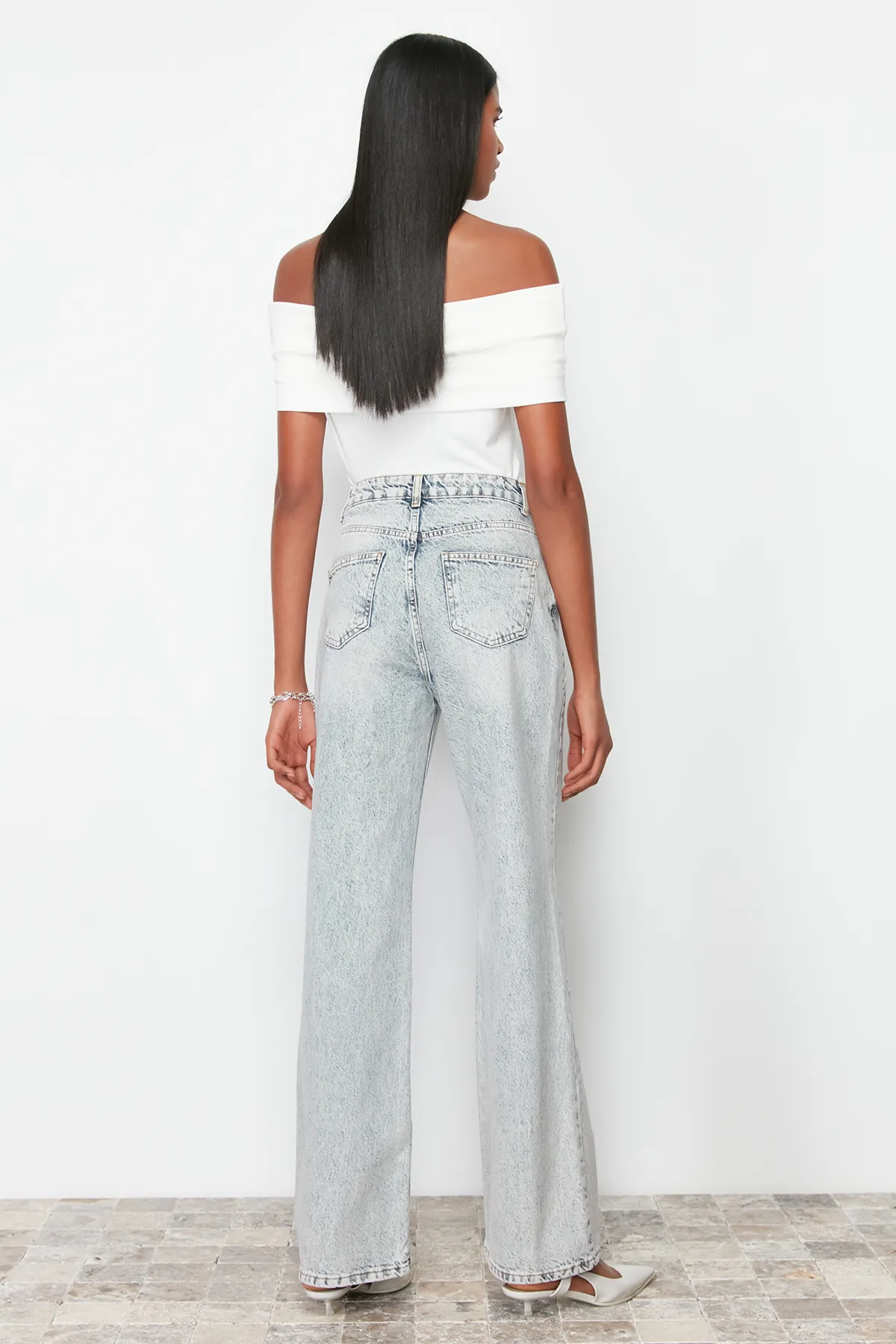 Trendyol Collection  Hellblaue Jeans mit blassem Effekt im Vintage-Stil mit hoher Taille und weitem Bein TWOAW24JE00089