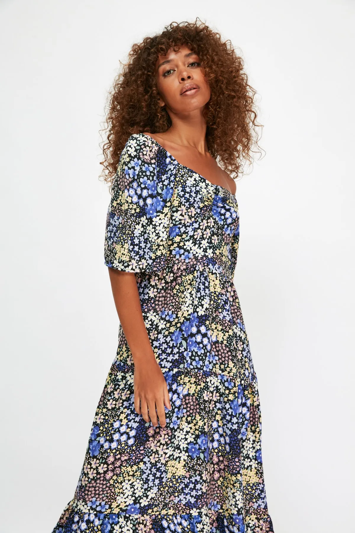 Trendyol Collection  Mehrfarbiges, gewebtes Midikleid in A-Linie mit Ballonärmeln und Blumenmuster TWOSS20EL2323