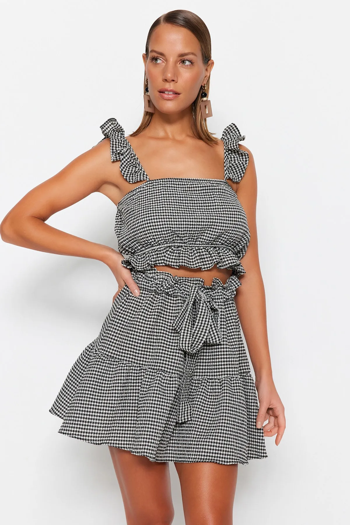 Trendyol Collection  Blusen-Rock-Set mit gewebten Rüschen und Gingham-Struktur TBESS23AU00160