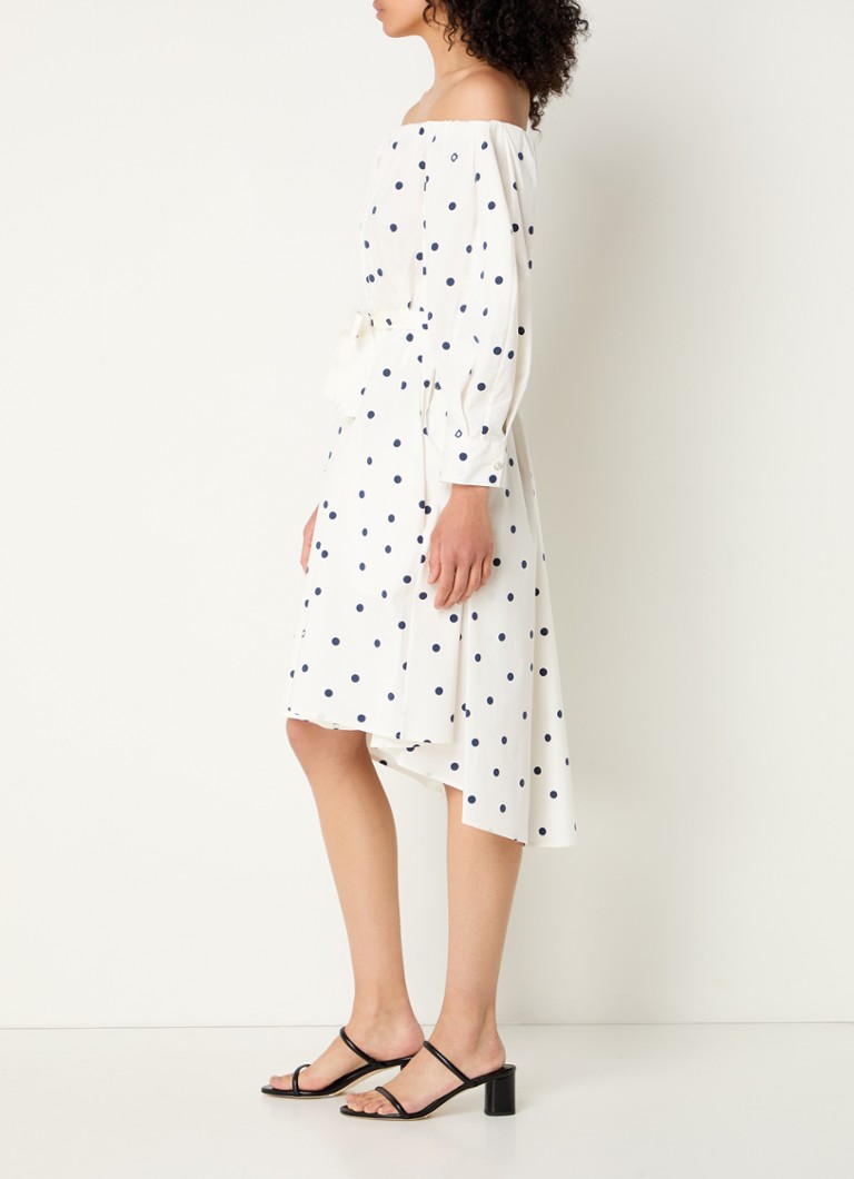 Vestido midi de Maje con hombros descubiertos, estampado de lunares y cinturón anudado.