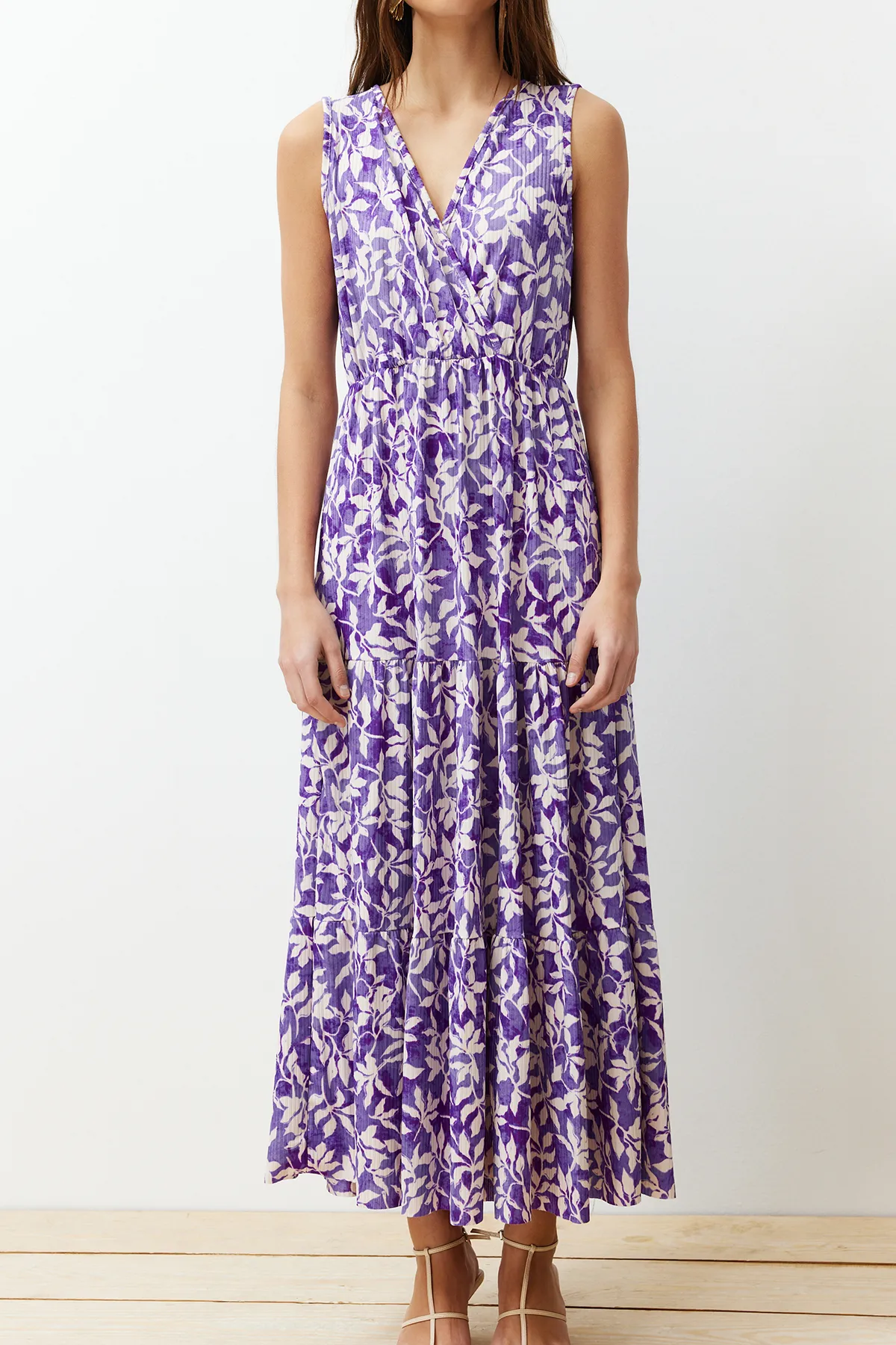 Trendyol Collection  Dunkelviolettes, florales A-Linien-Maxikleid mit V-Ausschnitt und ärmellosem A-Linien-Polyester-Camisole-Maxikleid TWOSS22EL1588