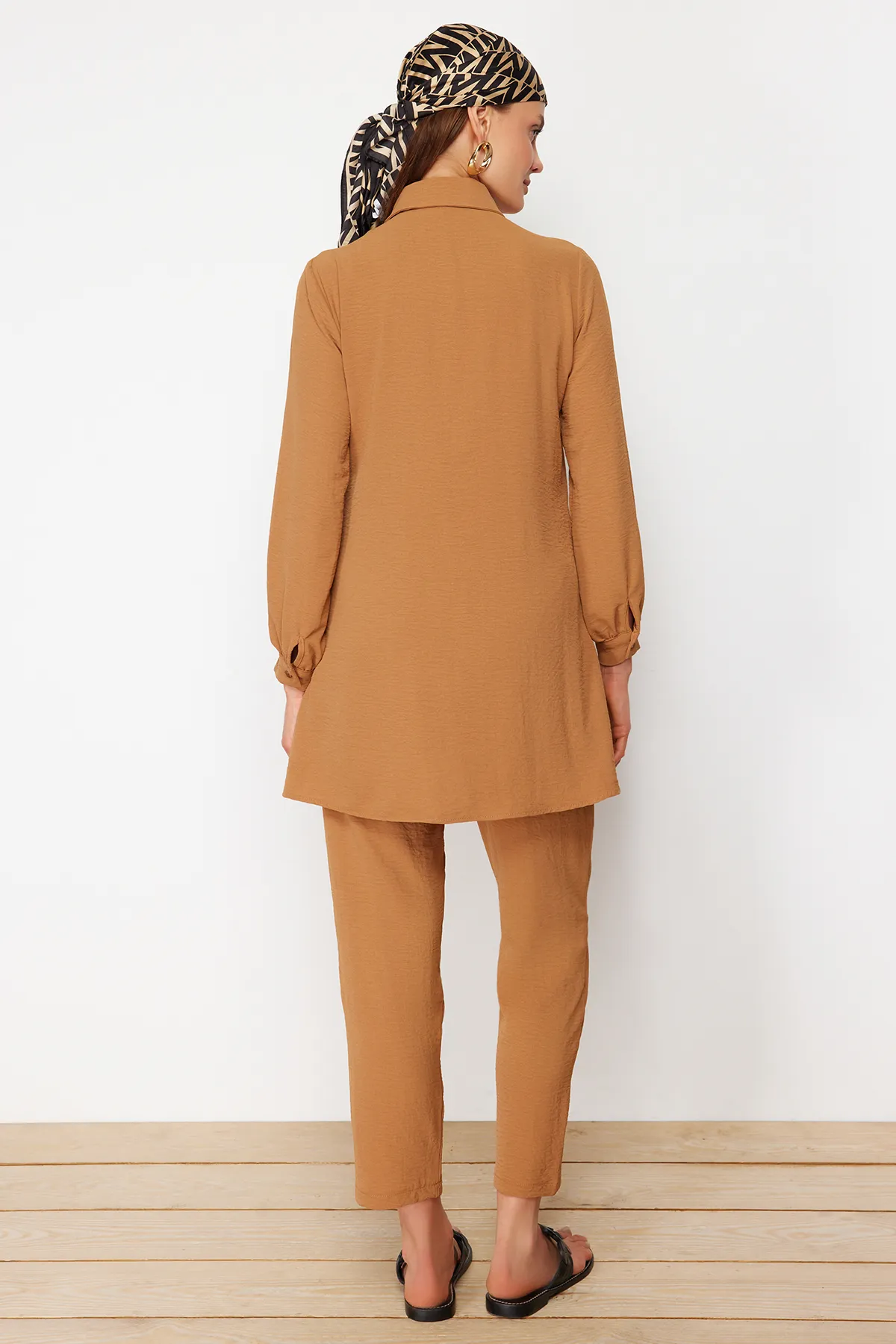 Trendyol Modest  Dunkelbeiges gewebtes Hemd-Hosen-Set mit Ärmeldetails TCTSS21AU0241