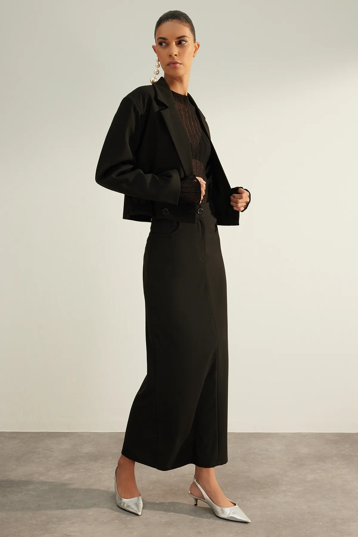 Trendyol Collection  Schwarzer, hochwertiger, hochwertiger Midi-Webrock mit hoher Taille und Schlitzdetail hinten TWOAW24ET00106