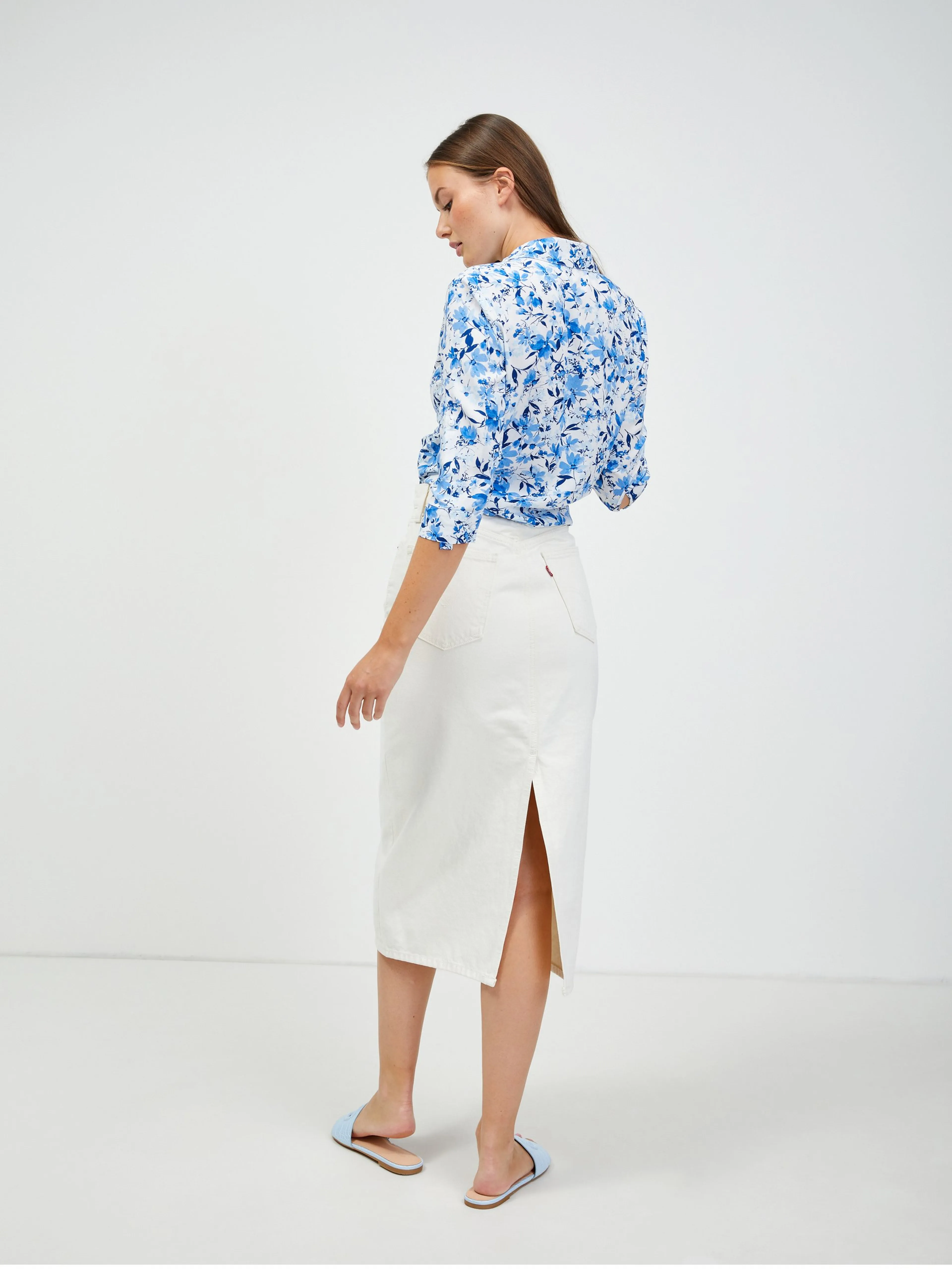 Weiß-blaue geblümte Bluse mit Knoten ORSAY