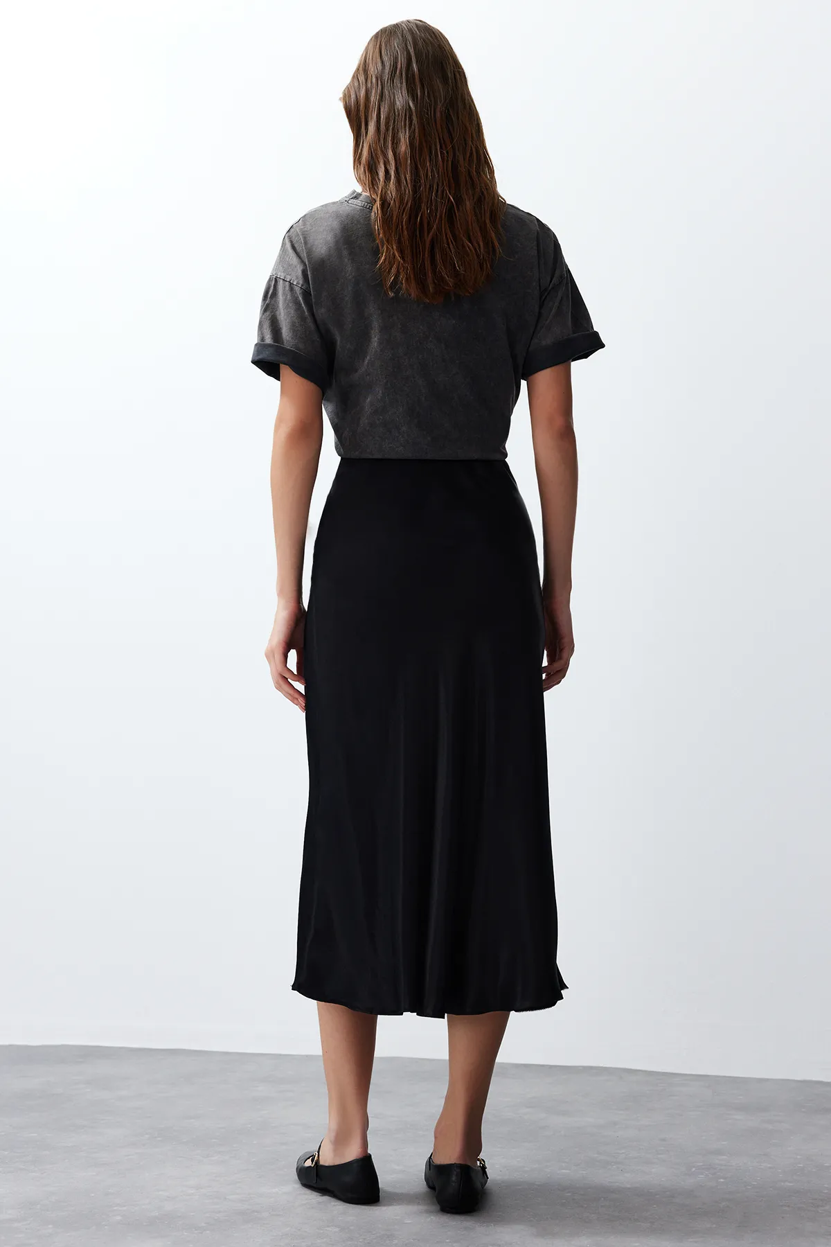 Trendyol Collection  Schwarzer Midirock in A-Linie aus Satin - TWOSS24ET00162