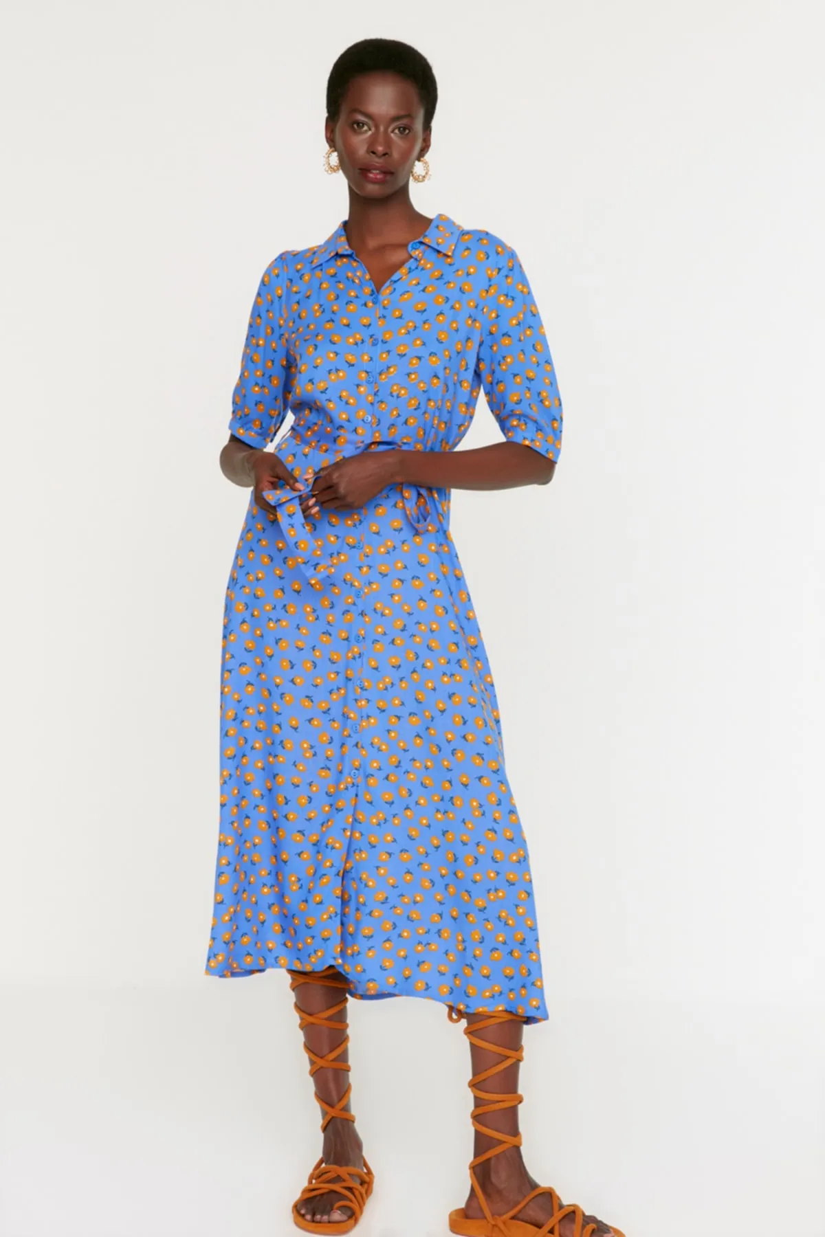 Trendyol Collection  Blaues, gewebtes Midi-Hemdkleid aus Viskose mit Blumenmuster und Gürtel TWOSS20EL1559