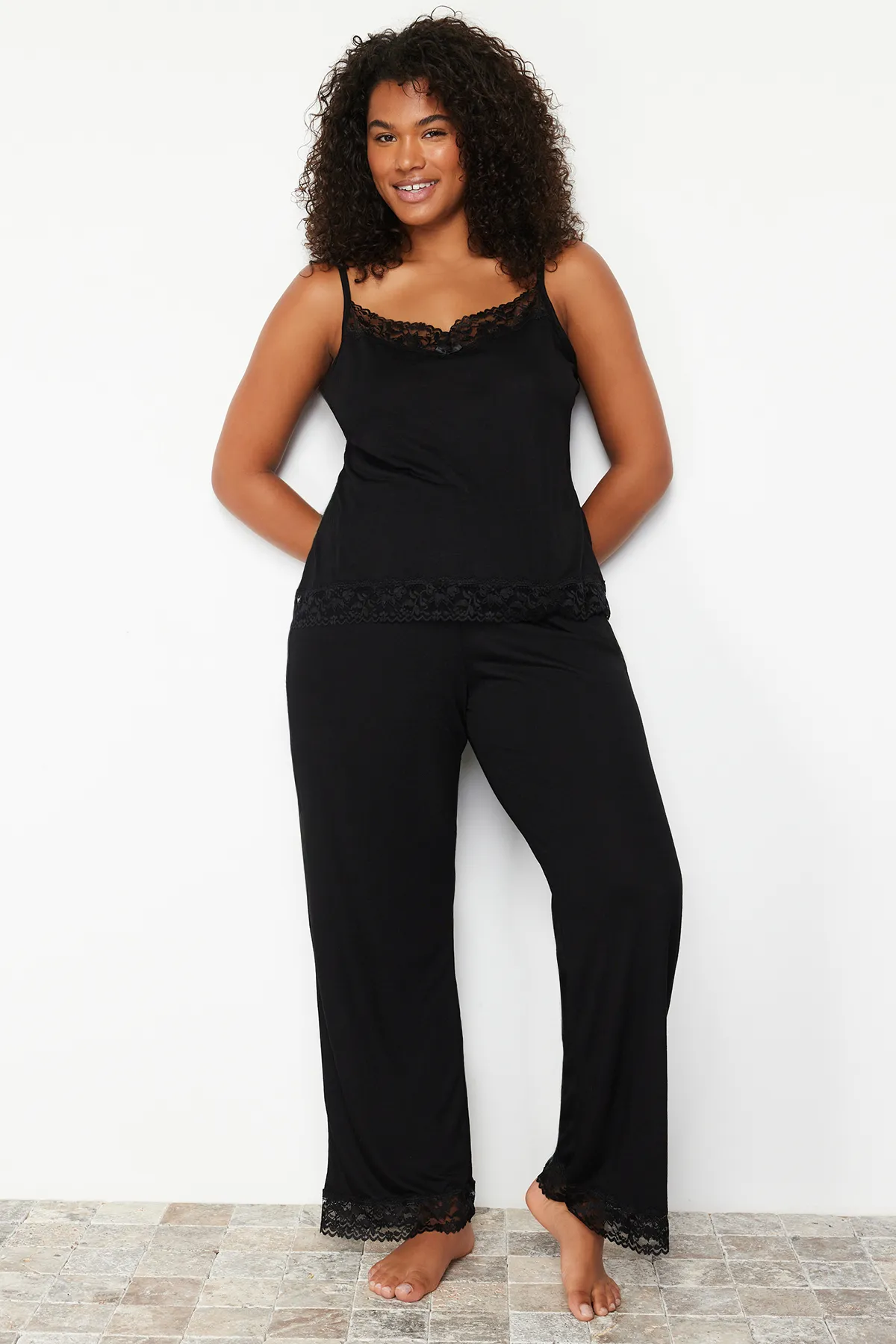 Trendyol Curve  Schwarzes, detailliertes Strickpyjama-Set mit Spitze TBSSS24AI00000