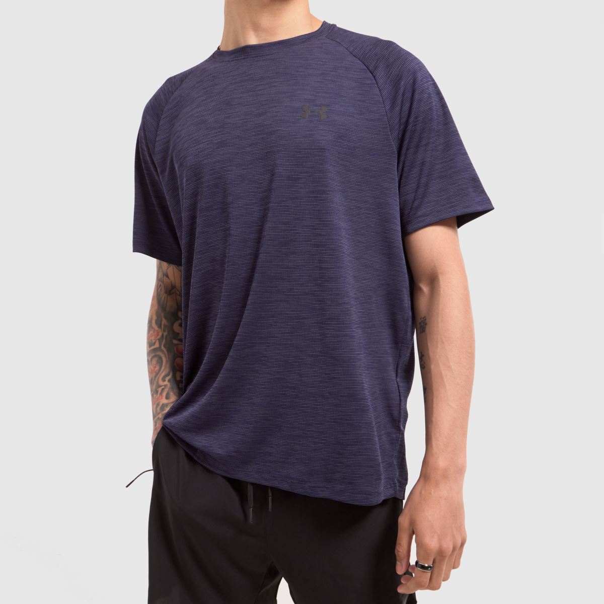 Under Armour – Marinblå t-shirt med textur och teknisk mönster