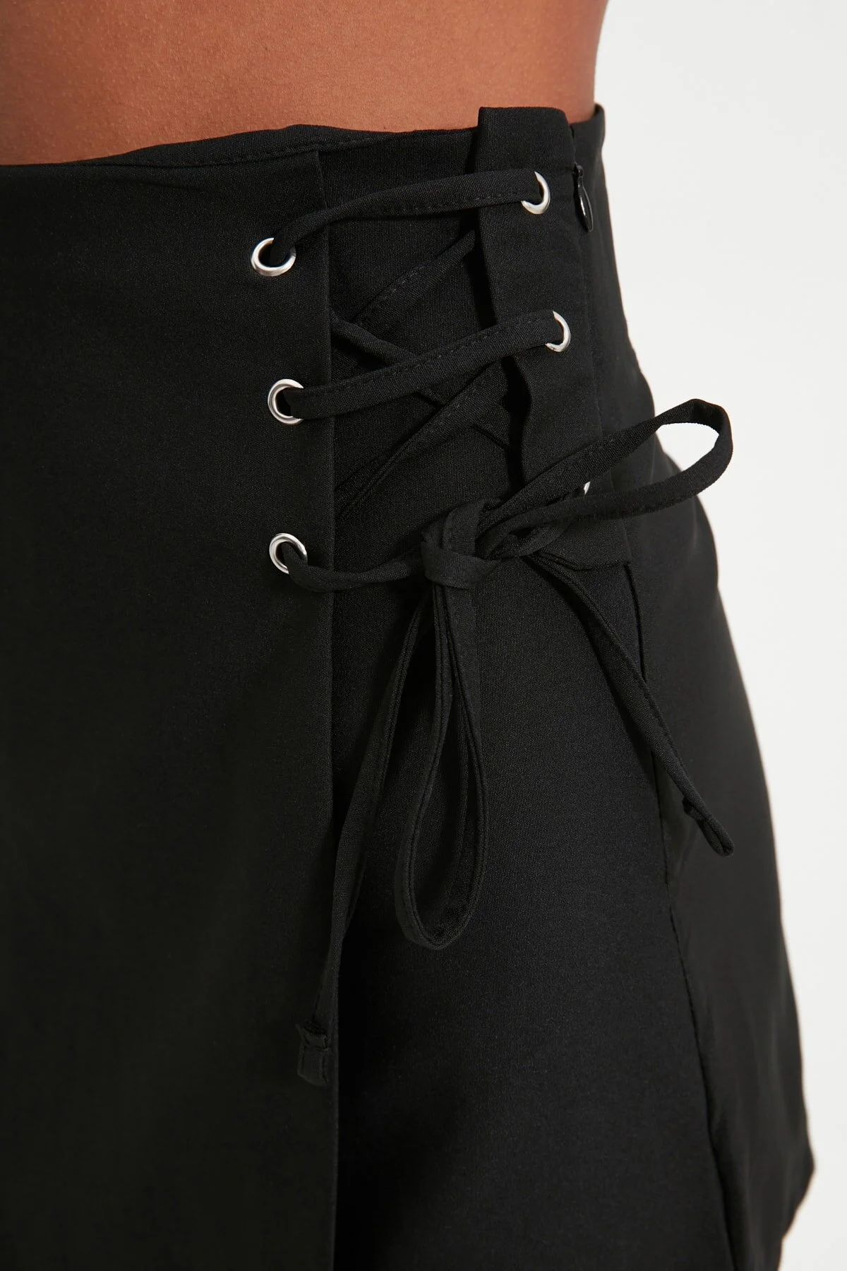 Trendyol Collection  Schwarzer gewebter Shortsrock mit Einfassung und Ösendetail TWOAW21SR0038