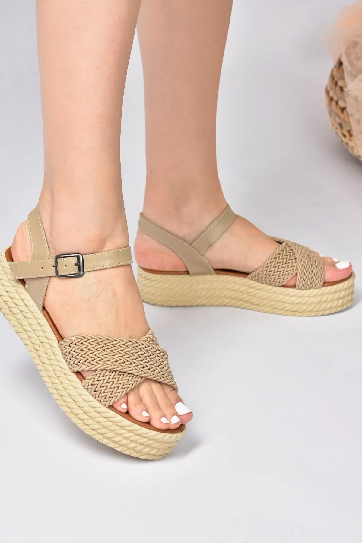 Fox Shoes  Nerzfarbene Stoff-Damensandalen mit Kreuzriemen K250085304