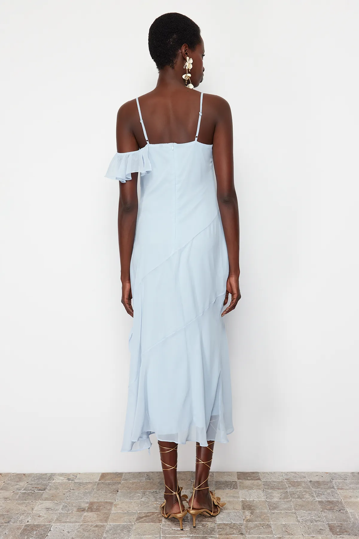 Trendyol Collection  Stilvolles Abendkleid aus hellblauem Chiffon mit Volants TPRSS24EL00076