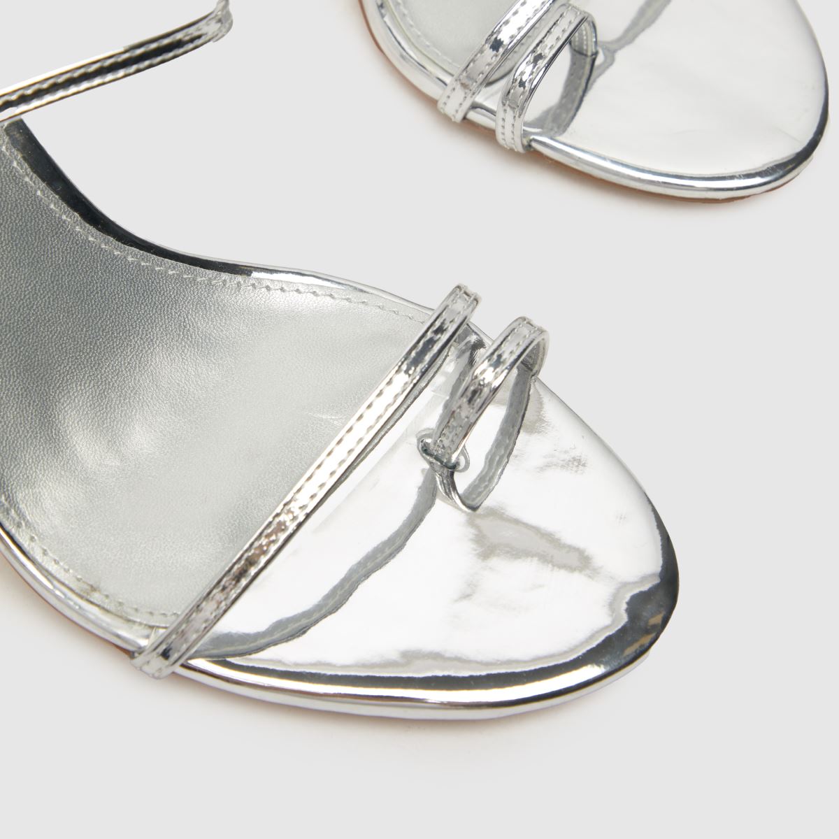 Schuh Stasia lábujjhurkos magassarkú ezüst színben